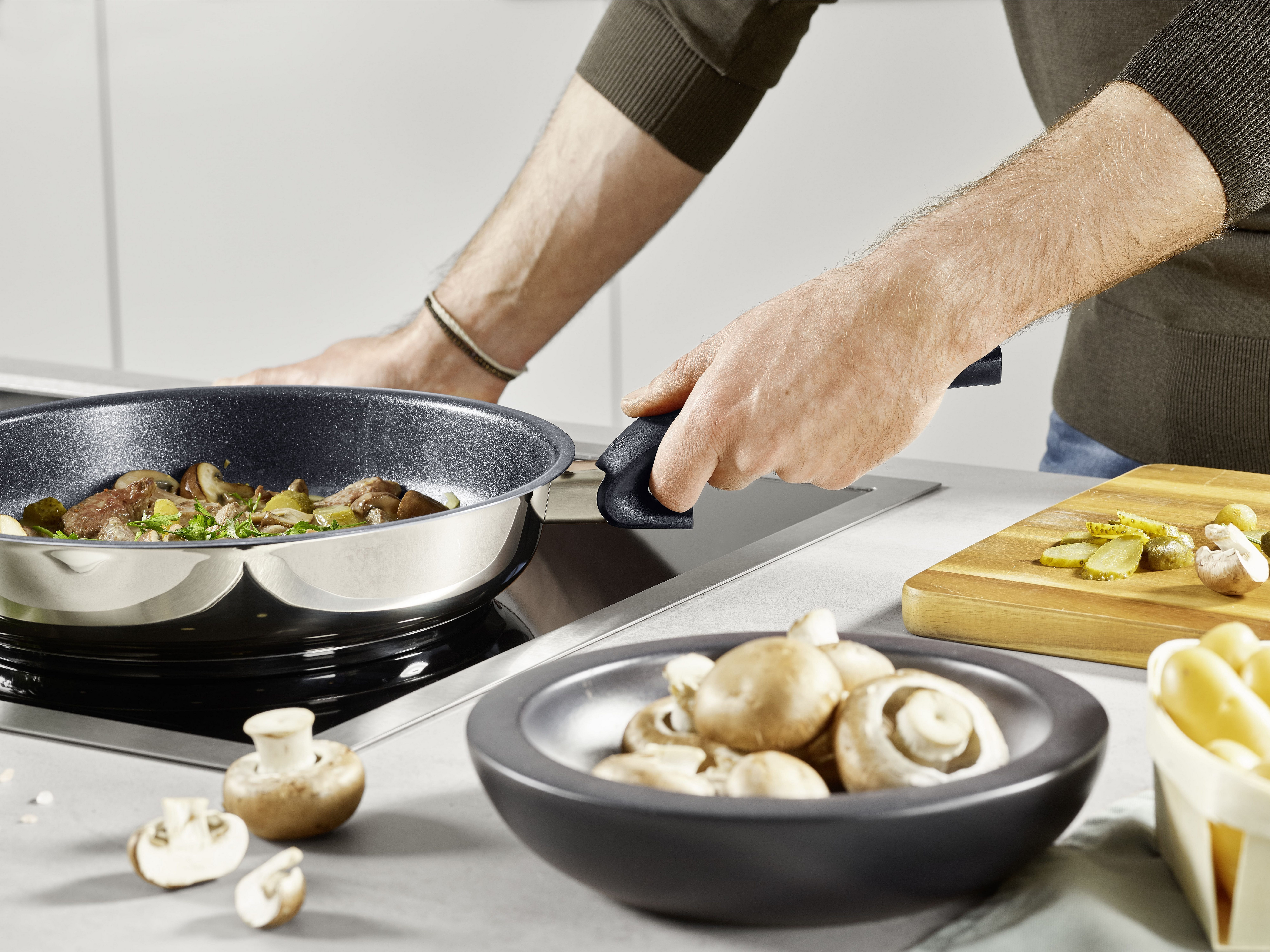Fissler Bratpfanne Adamant® premium Edelstahlpfanne beschichtet, Edelstahl 18/0 (1-tlg), induktionsgeeignet, kratzfeste Antihaft-Beschichtung, Made in Germany