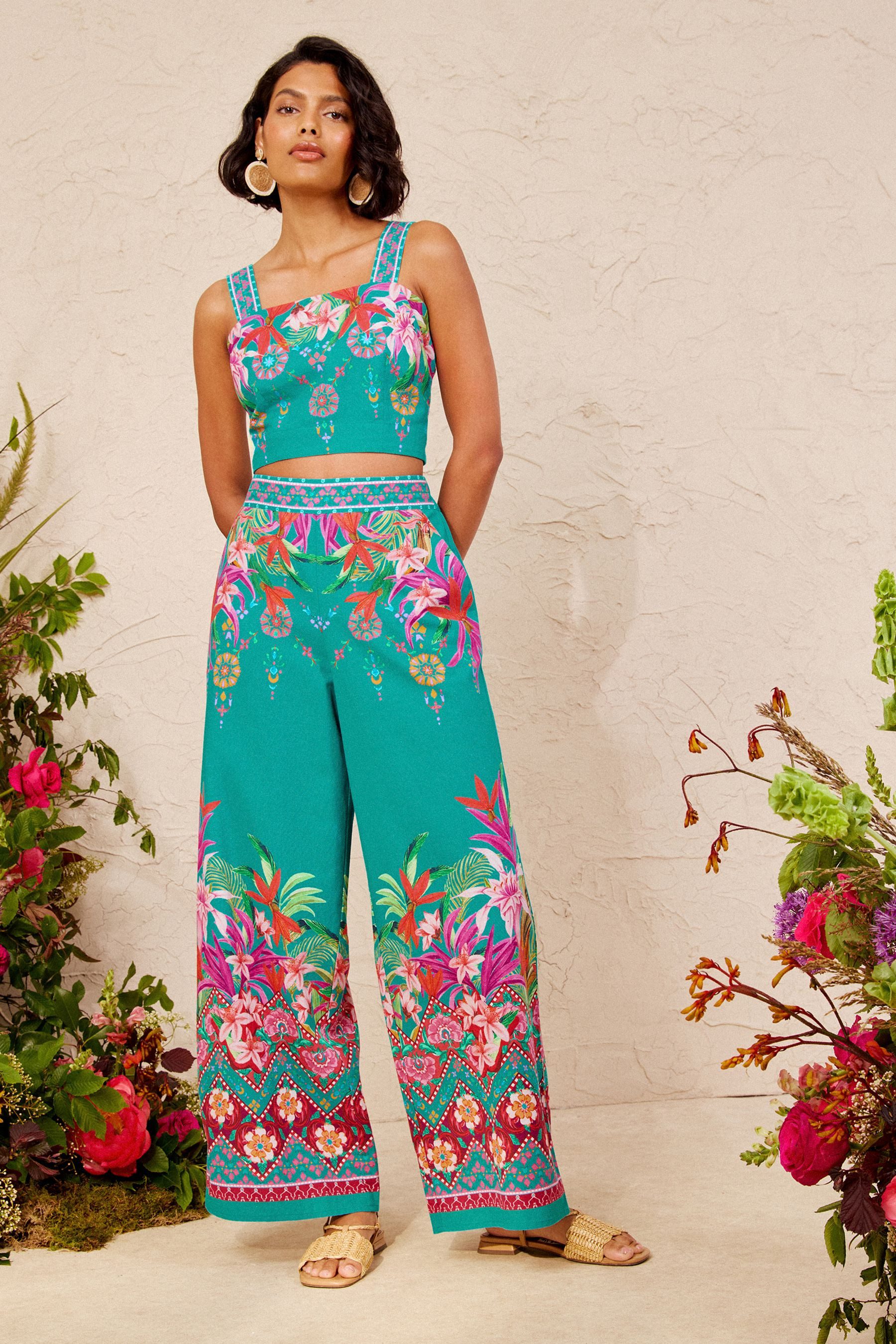 Love & Roses Stoffhose Love & Roses Hose mit geblümtem Placement-Print (1-tlg) – Bild 4 von 4