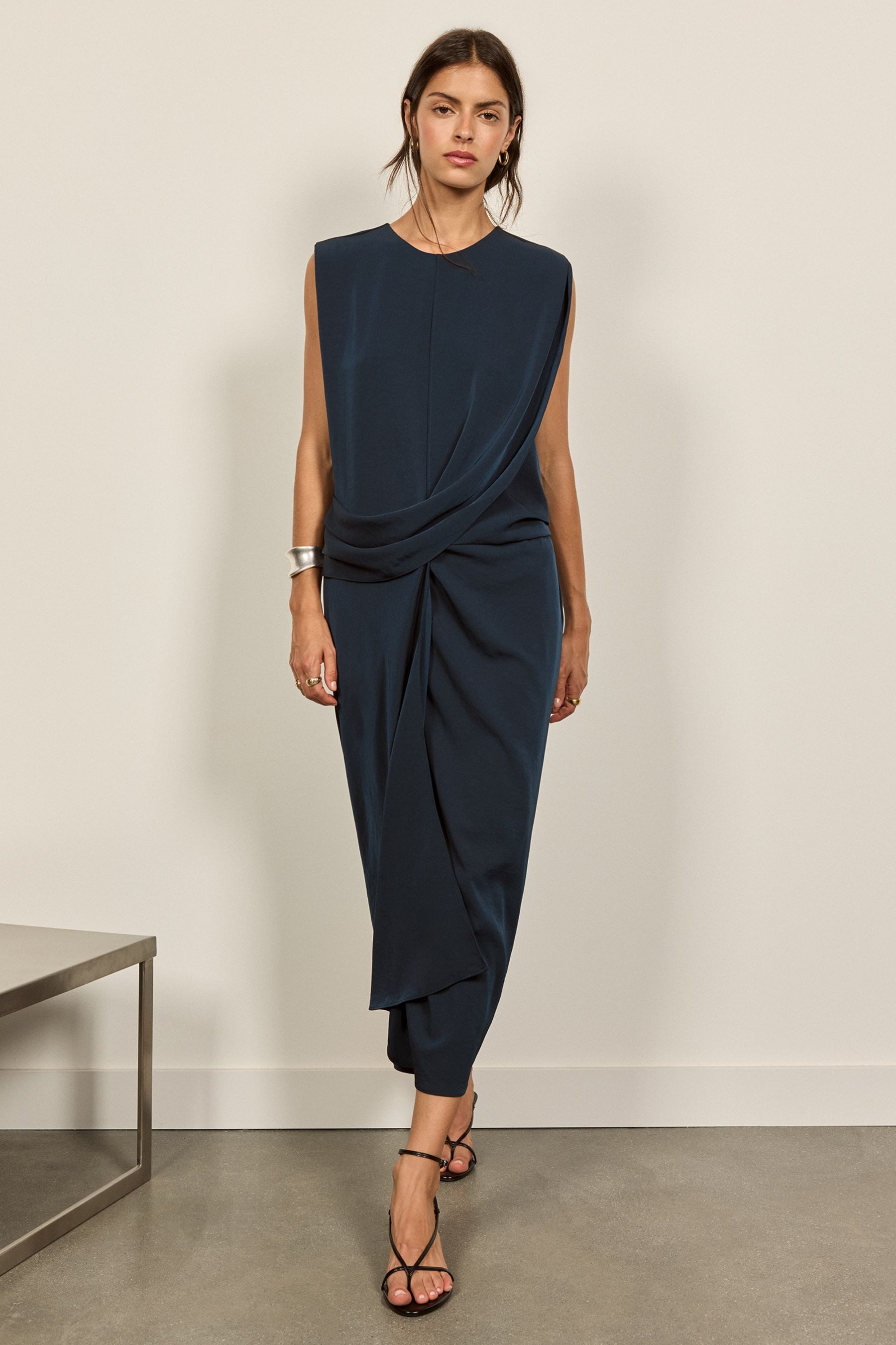 Bhoem Midikleid BHOEM Ärmelloses Midikleid aus drapiertem Satin (1-tlg) – Bild 2 von 5