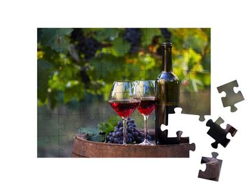 puzzleYOU Puzzle Zwei Gläser Rotwein und Flasche im Weinberg, 48 Puzzleteile, puzzleYOU-Kollektionen Wein