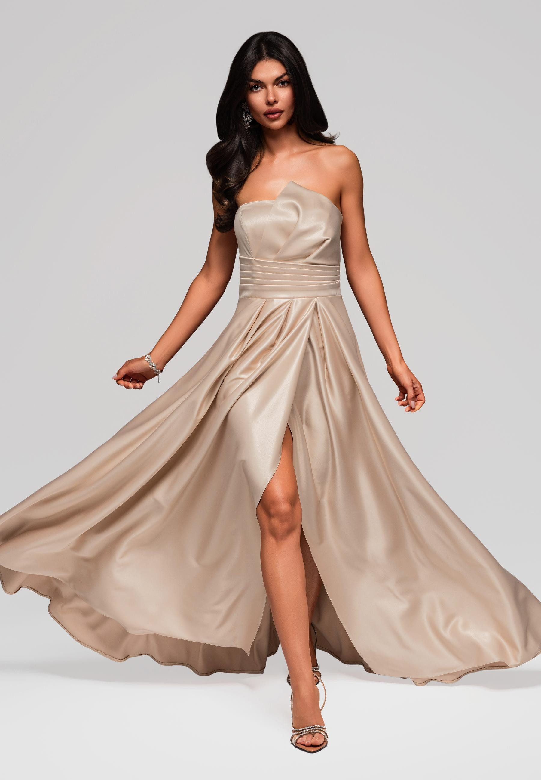 Abendkleid Trägerloses Satinkleid mit hohem Schlitz