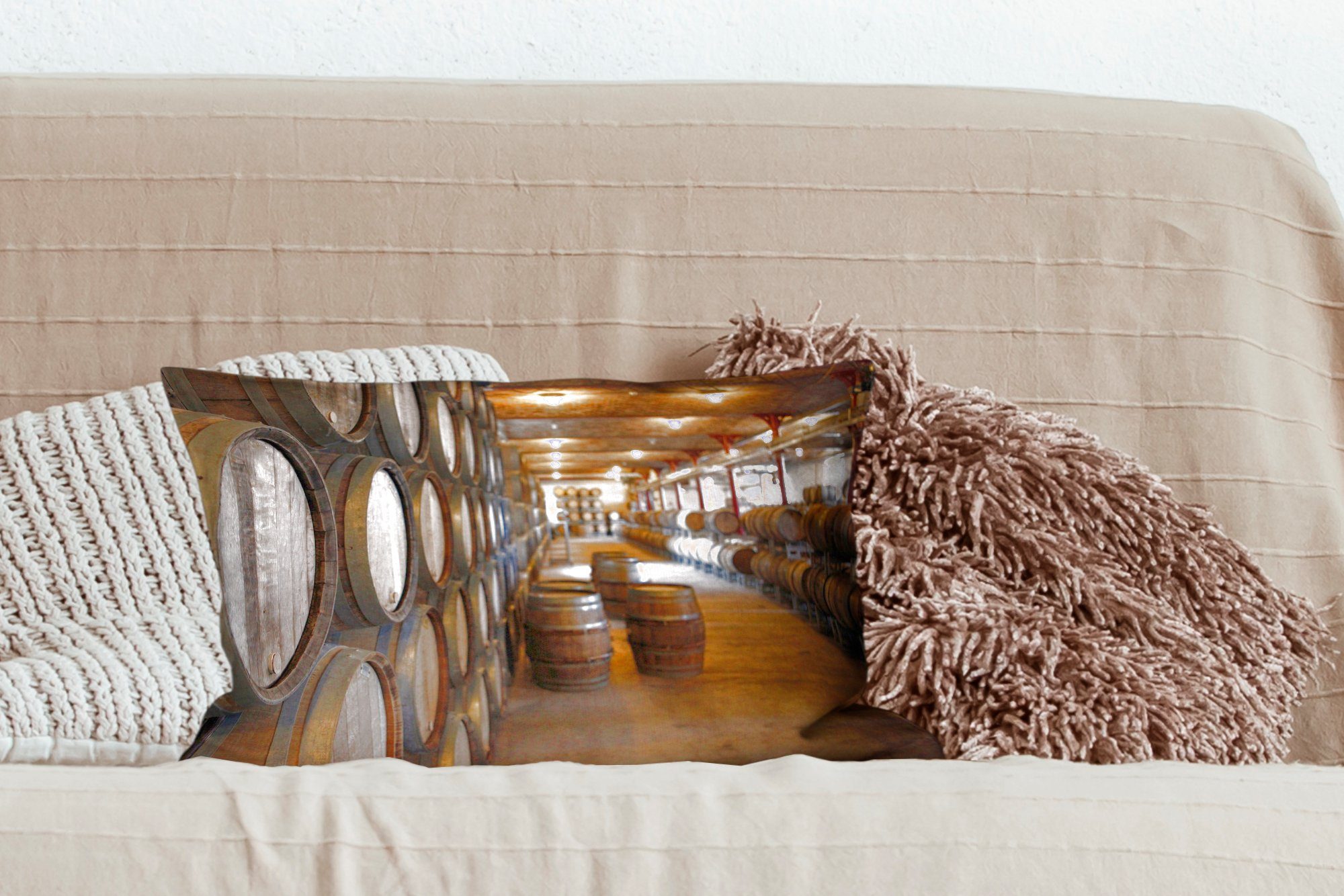Dekokissen Füllung, Dekoration, MuchoWow mit Schlafzimmer einem Wohzimmer Weinkeller, Dekokissen in Zierkissen, Eichenfässer