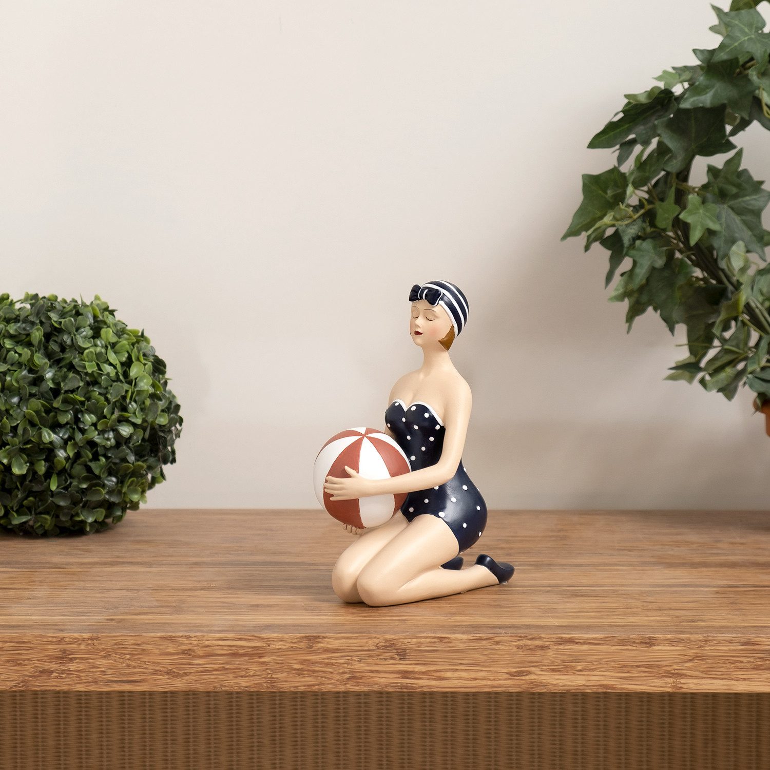 Moritz Dekofigur Deko-Figur Badenixe im Badeanzug mit Wasserbal sitzend Maritime Deko, Polyresin Figuren Deko Geschenk Geometrische TierFigur Modern Skulptur