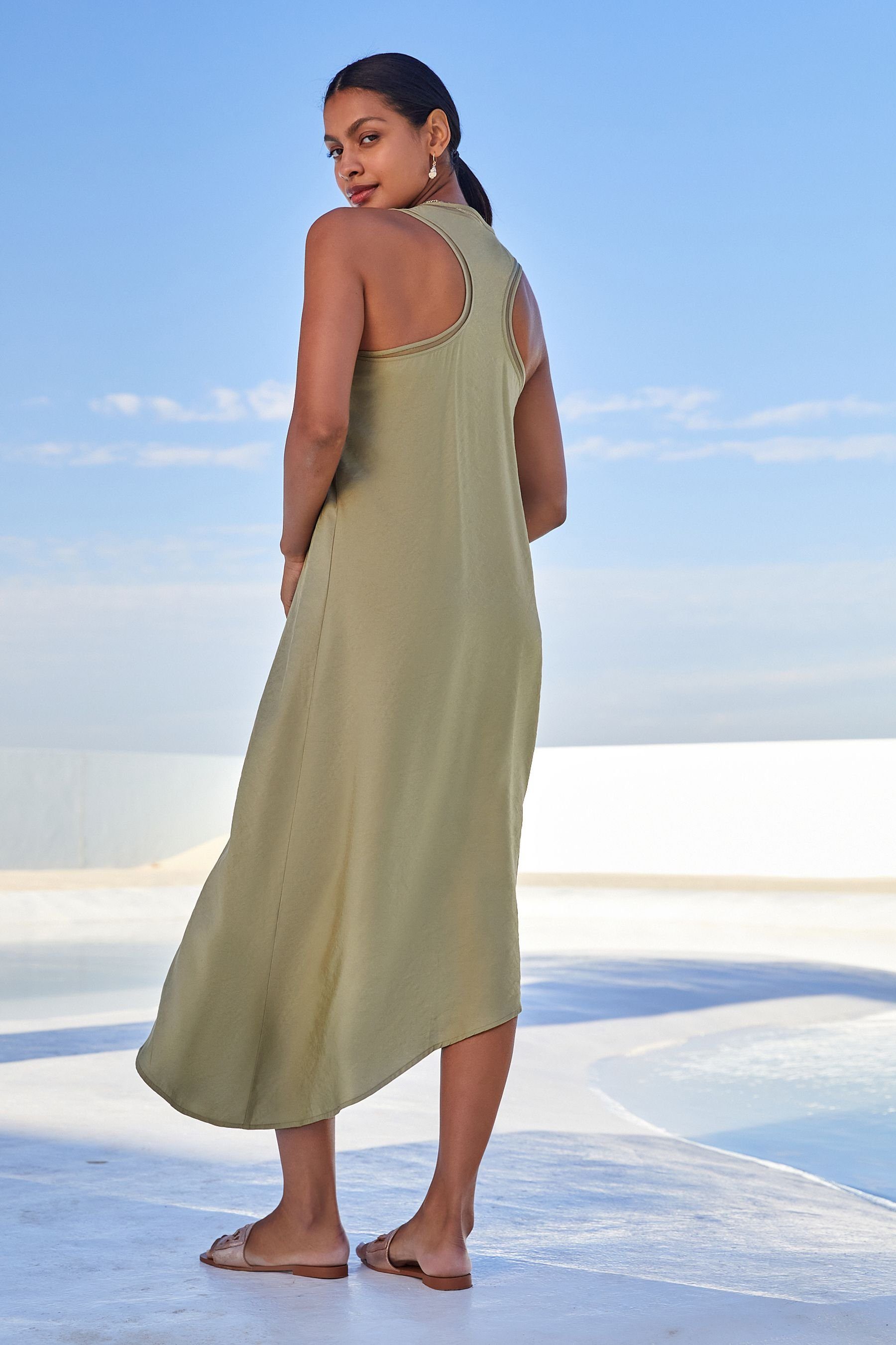 Next Sommerkleid Asymmetrisches Sommerkleid mit Ausschnitt Green tiefem Sage (1-tlg)