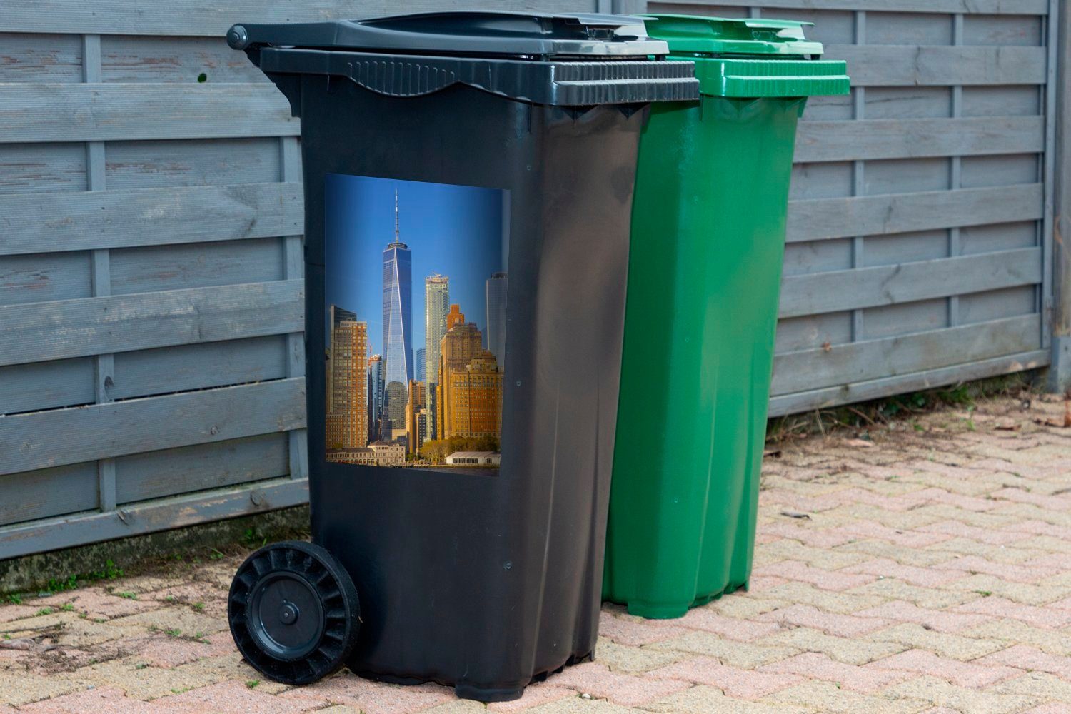 Container, Sticker, Himmel St), Wandsticker vor (1 Mülleimer-aufkleber, World blauen eine Center Das Trade Mülltonne, MuchoWow Abfalbehälter einem