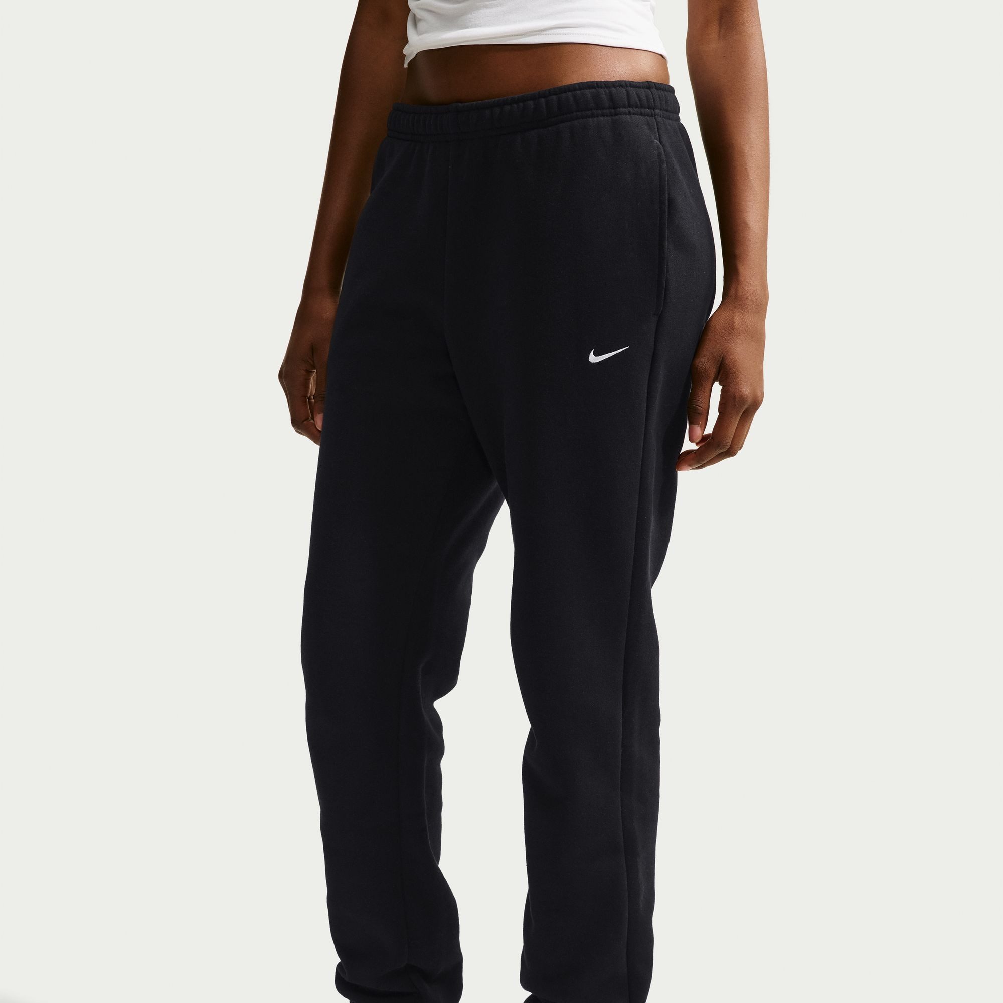 Nike Sportswear Jogginghose W NK STDO FLC MW MR STD CF PNT mit sportlichem Look, aus weicher Sweatware, normal-weite Form