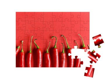 puzzleYOU Puzzle Chilischote auf rotem Hintergrund, 48 Puzzleteile, puzzleYOU-Kollektionen Chilis