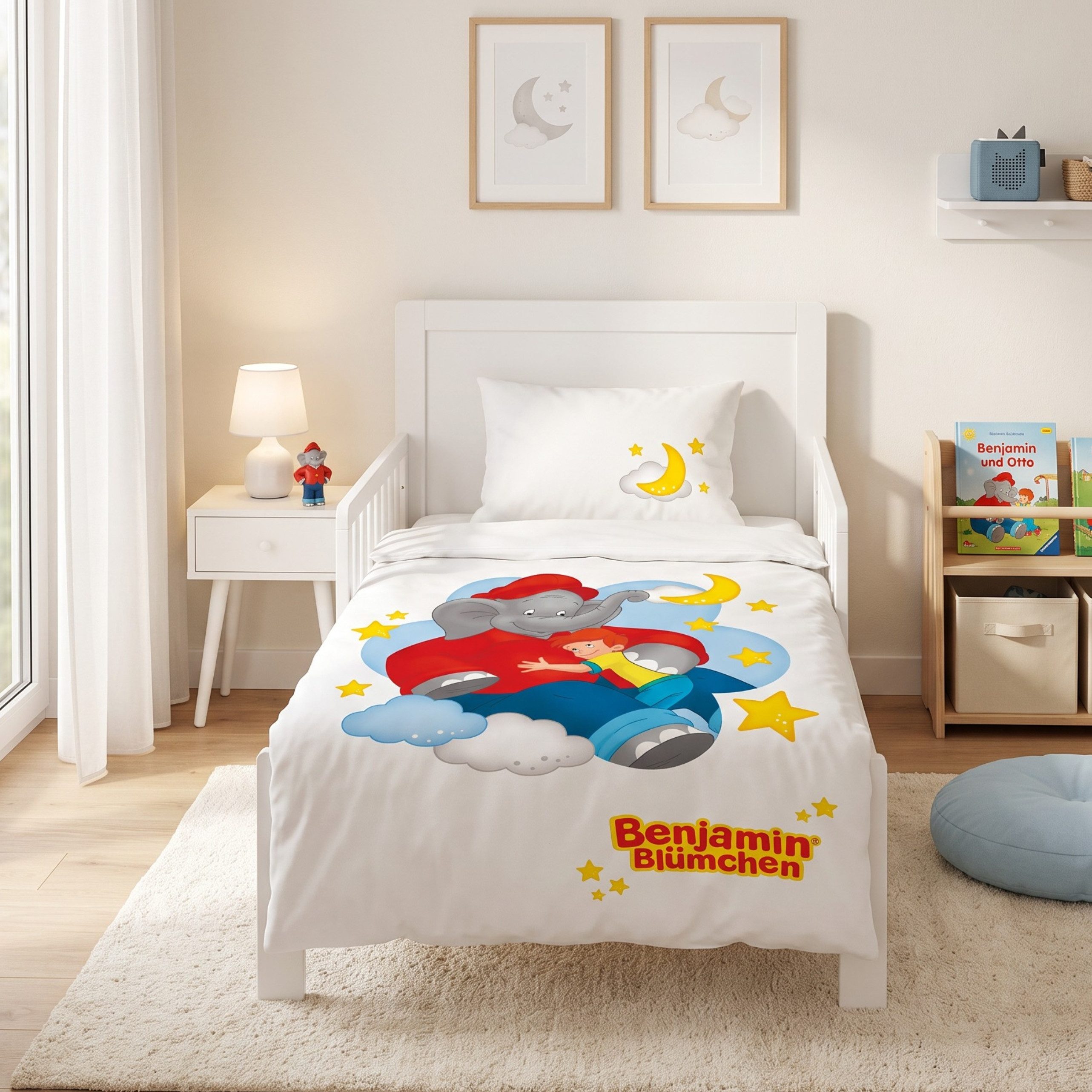 MTOnlinehandel Babybettwäsche Benjamin Blümchen 100x135 + 40x60 cm Renforcé, Mond & Sterne, 100% Baumwolle, 2 teilig, Weißes Design mit Wolkenmotiv und farbenfrohen Details