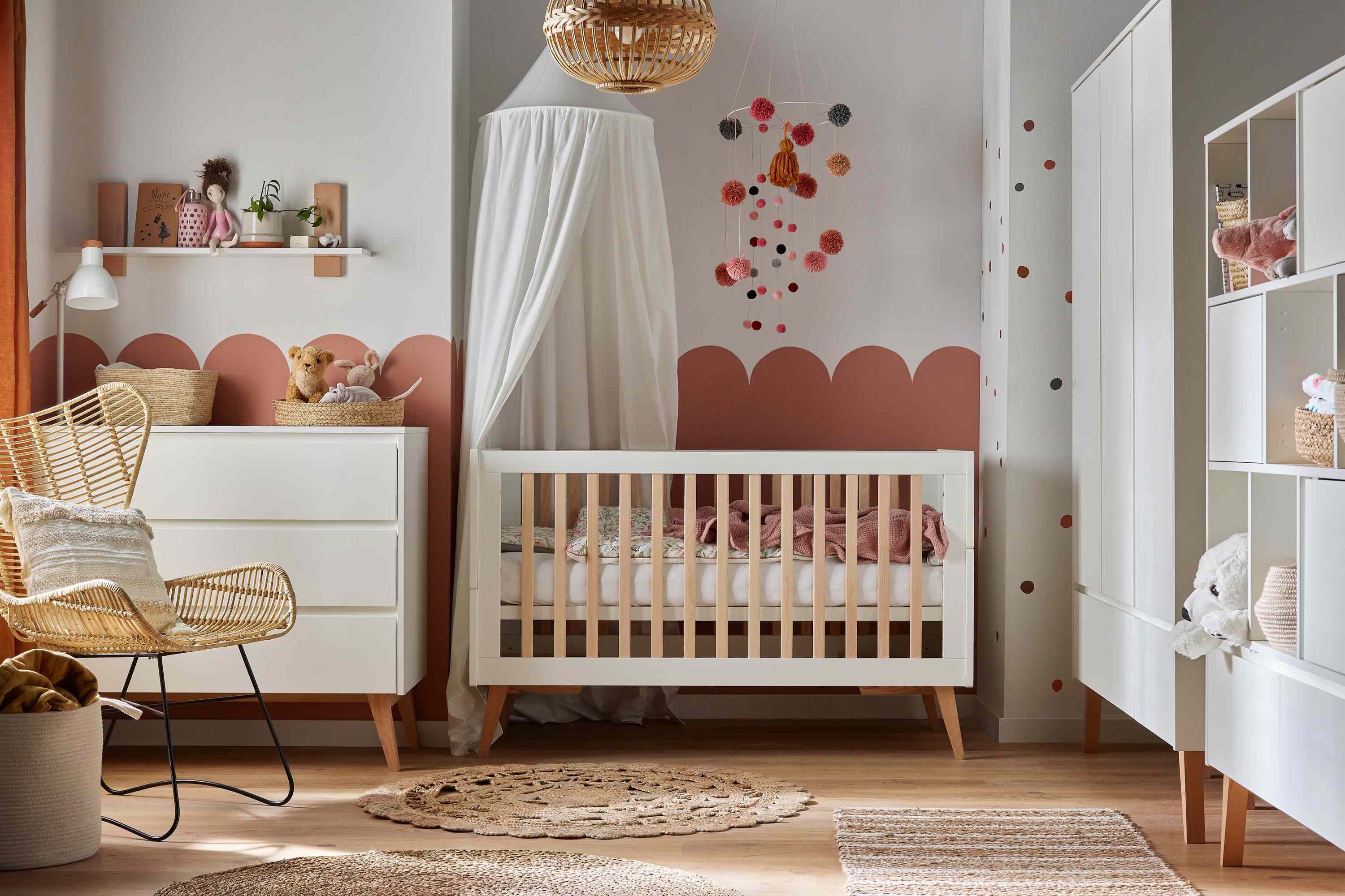 KONSIMO® Babybett DAMBI Kinderbett, hergestellt in der EU, Höhenverstellung, handgefertigt, Abnehmbare Kinderbettsprossen