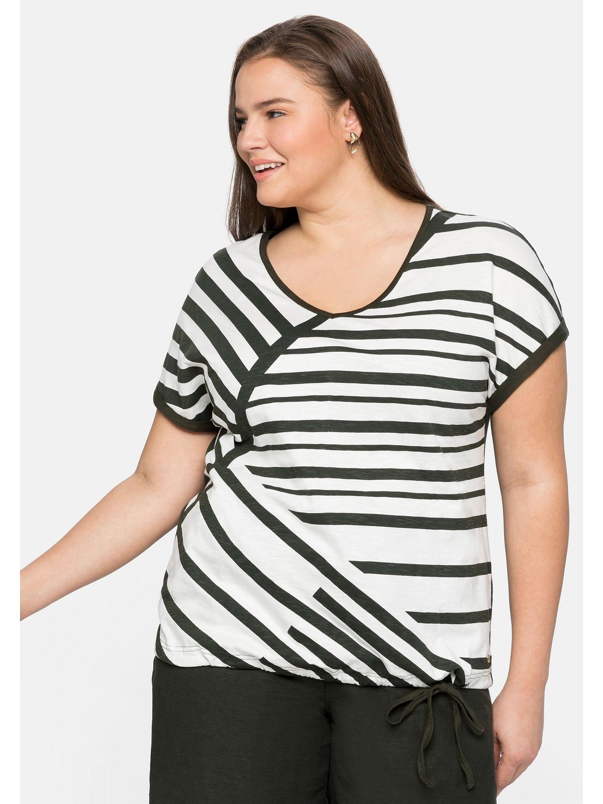 Sheego T-Shirt Große Größen mit Streifenprint vorn und Tunnelzug dunkeloliv | V-Shirts