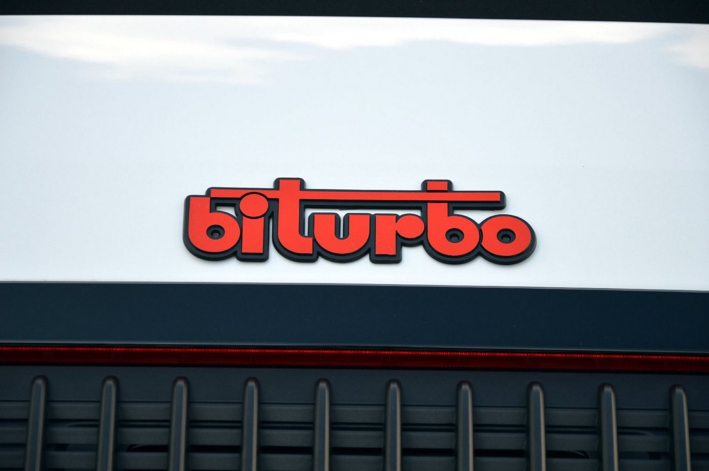 Thumbnail - HR Autocomfort Typenschild Motorsport Relief Schild biturbo bi turbo 17 cm Emblem 3D