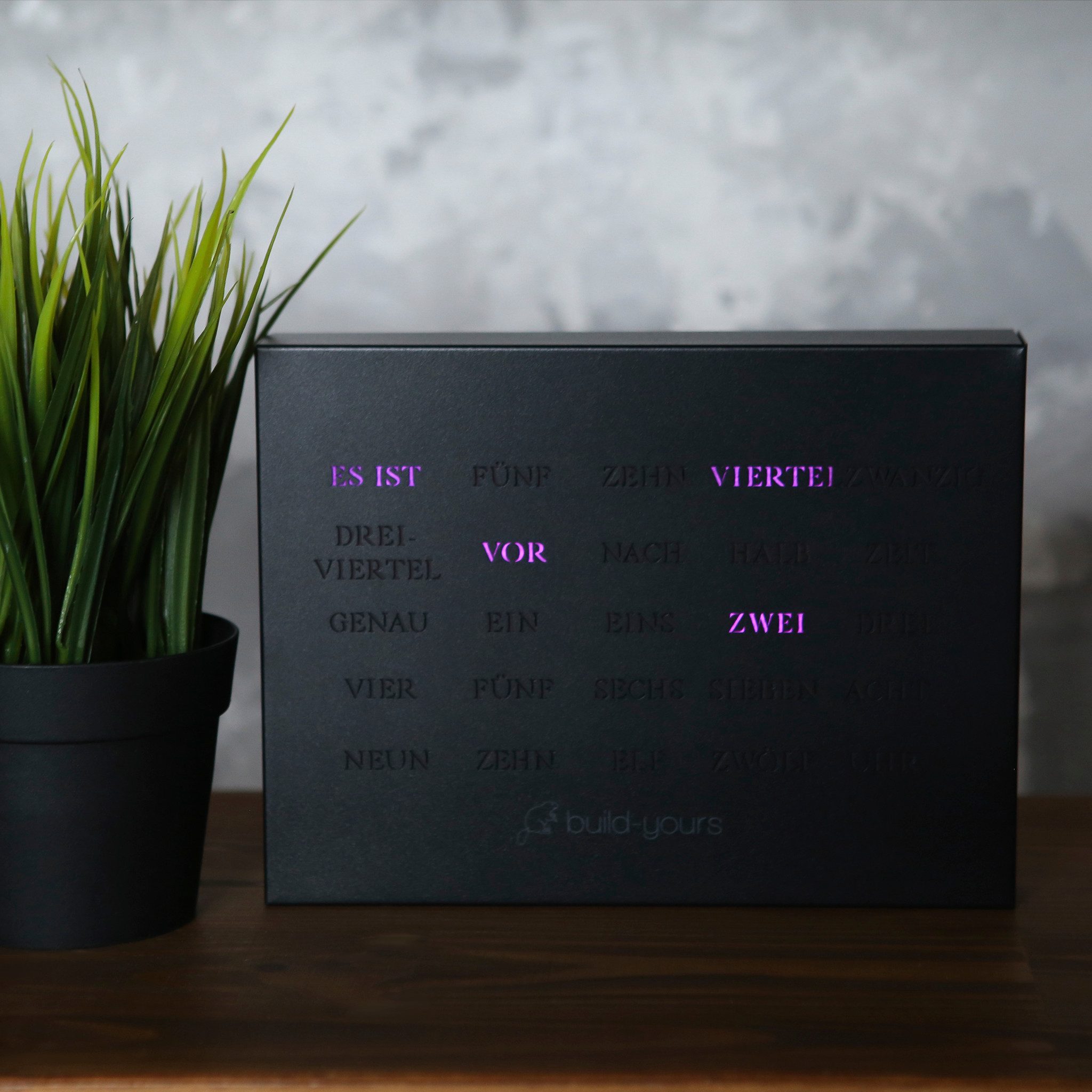 build-yours.de Tischuhr BoxClock Edelstahl - Die Wortuhr für den Schreibtisch - LED Standuhr