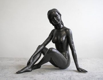 Bronzeskulpturen Skulptur Bronzefigur schöner sitzender Frauenakt