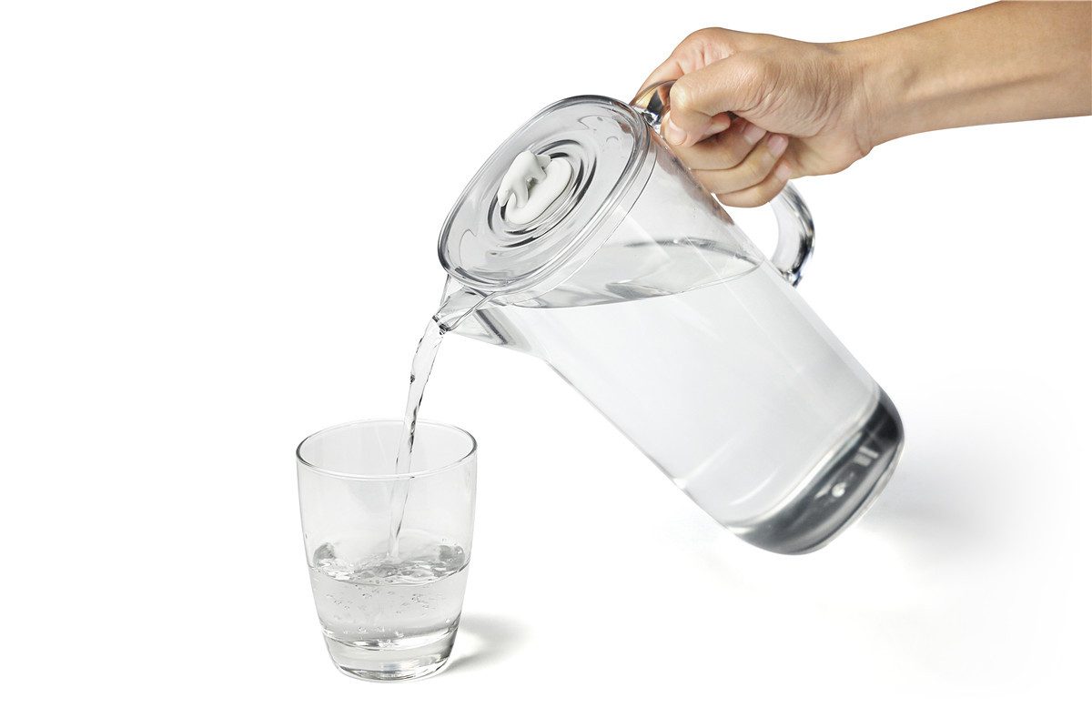 Qualy Design Wasserkaraffe Polar Bär Wasserkrug mit Deckel, (Eisbär, 1-tlg., Kunststoff, transparent), für ca. 1,8 Liter
