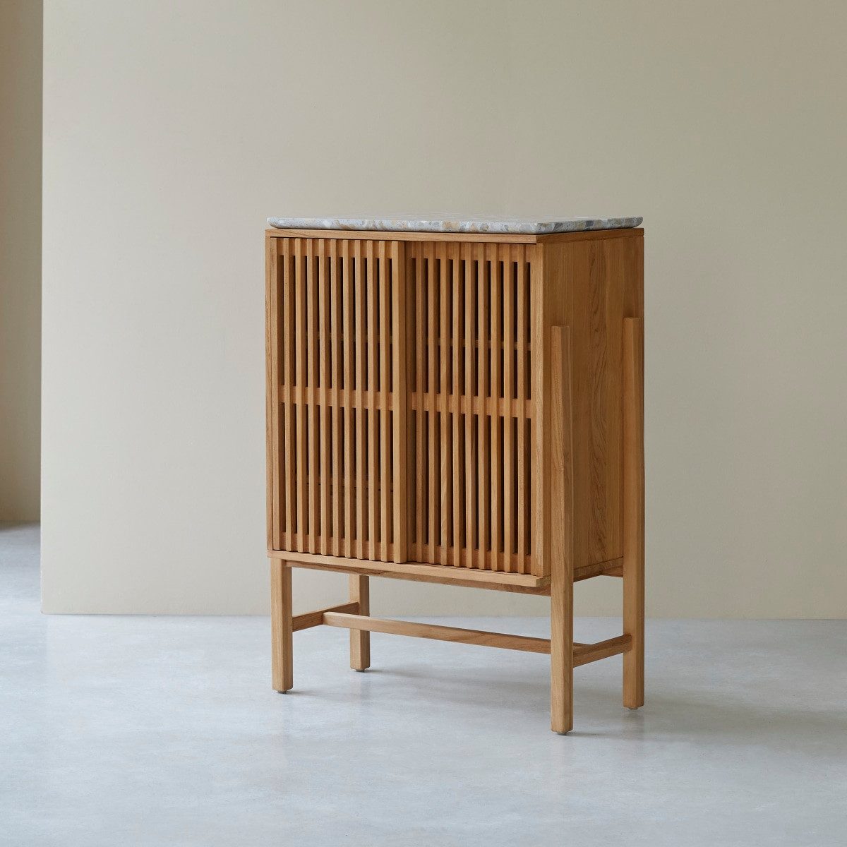 Tikamoon Sideboard Anrichte Isaure aus massivem Nussbaumholz und Premium-Terrazzo 80 cm