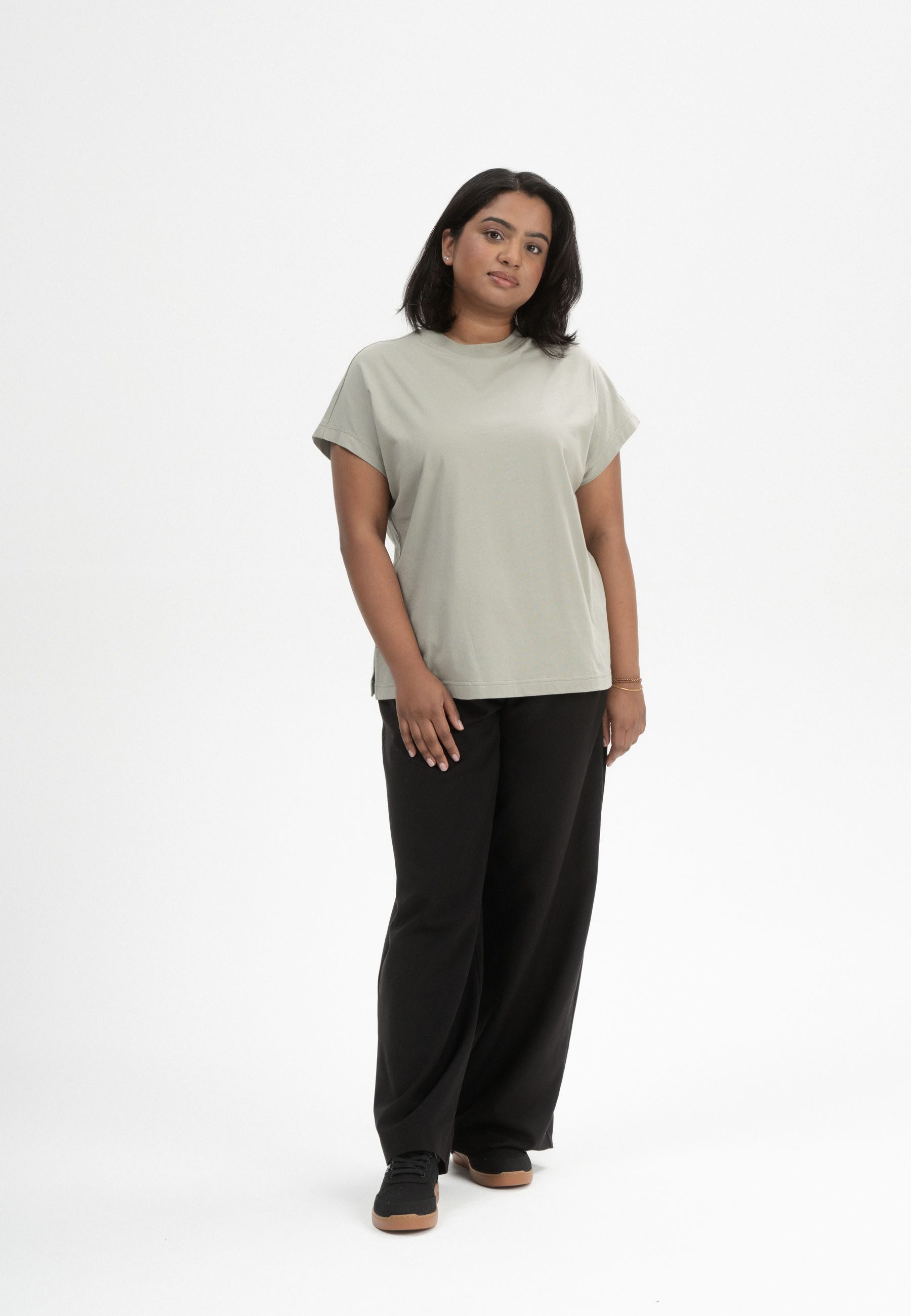 MELA Kurzarmshirt T-Shirt Style MADHU Fein gerippter Kragen
