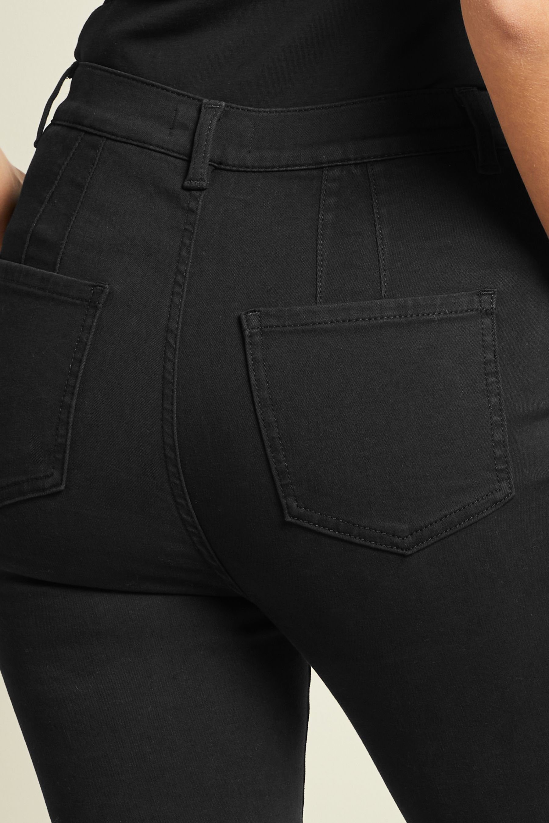 (1-tlg) Shape-Bootcut-Jeans mit Knopf Black Push-up-Jeans & Lift, Next Slim