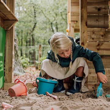 FATMOOSE Spielturm FruityForest mit Schaukel, Rutsche & zwei Spielebenen, 10-jährige Garantie*, Integrierter Sandkasten