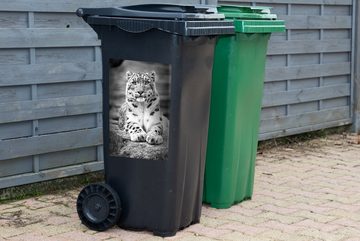 MuchoWow Wandsticker Kleiner Schneeleopard auf einem Stein - schwarz und weiß (1 St), Mülleimer-aufkleber, Mülltonne, Sticker, Container, Abfalbehälter