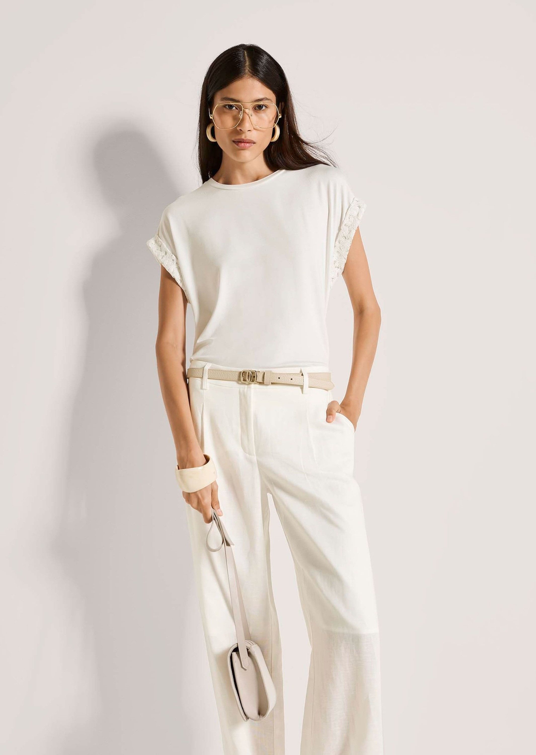 MADELEINE Kurzarmshirt Elegantes Jersey-Shirt mit Spitze, Kurzarm Lockeres Kurzarmshirt mit Rundhals, legerer Stil mit Spitzendetails