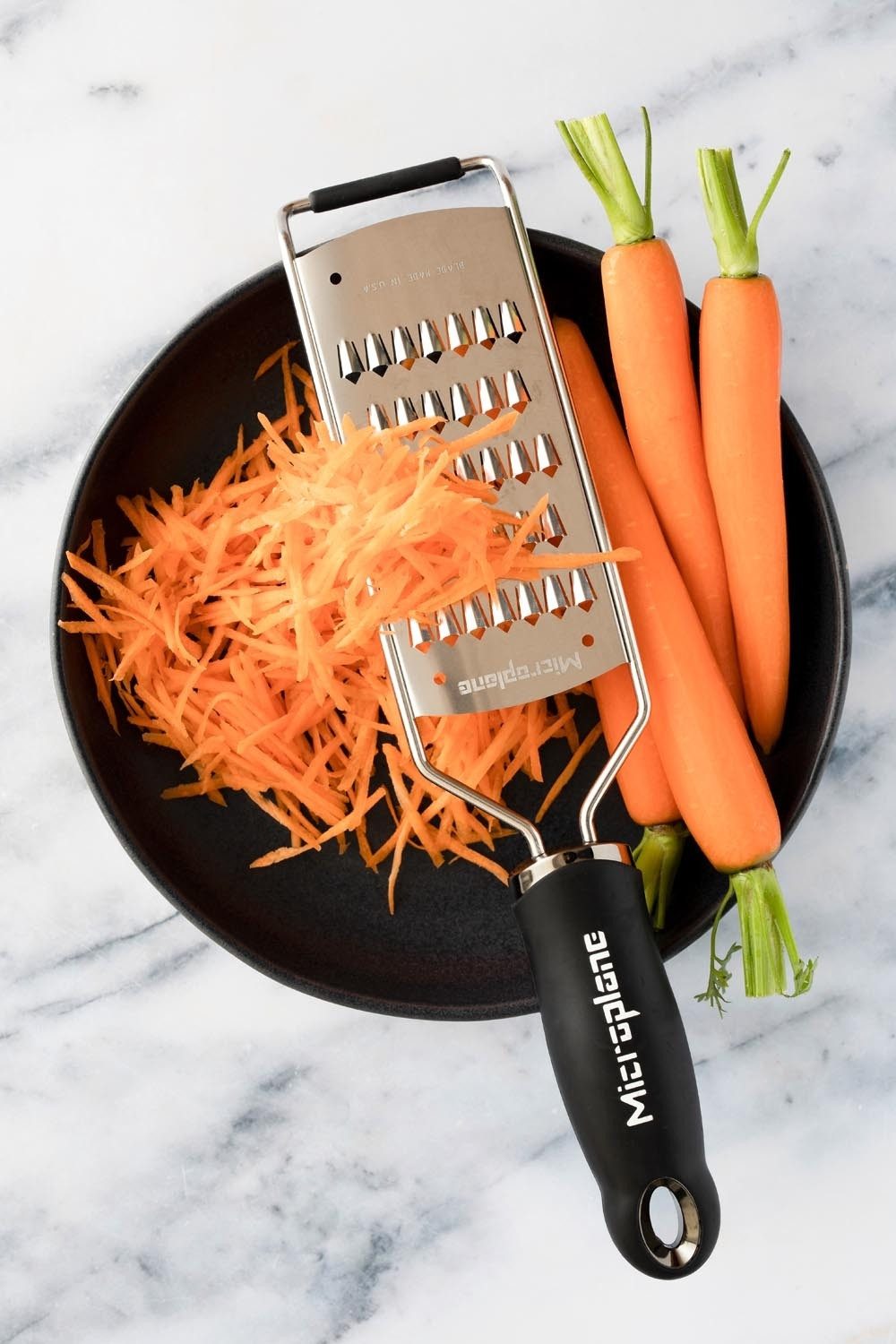 Microplane Küchenreibe Juliennereibe, GOURMET, L 31,5 cm, mit Gummifuß, Edelstahl, Soft-Touch-Griff, feine Reibe für dünne Juliennestreifen