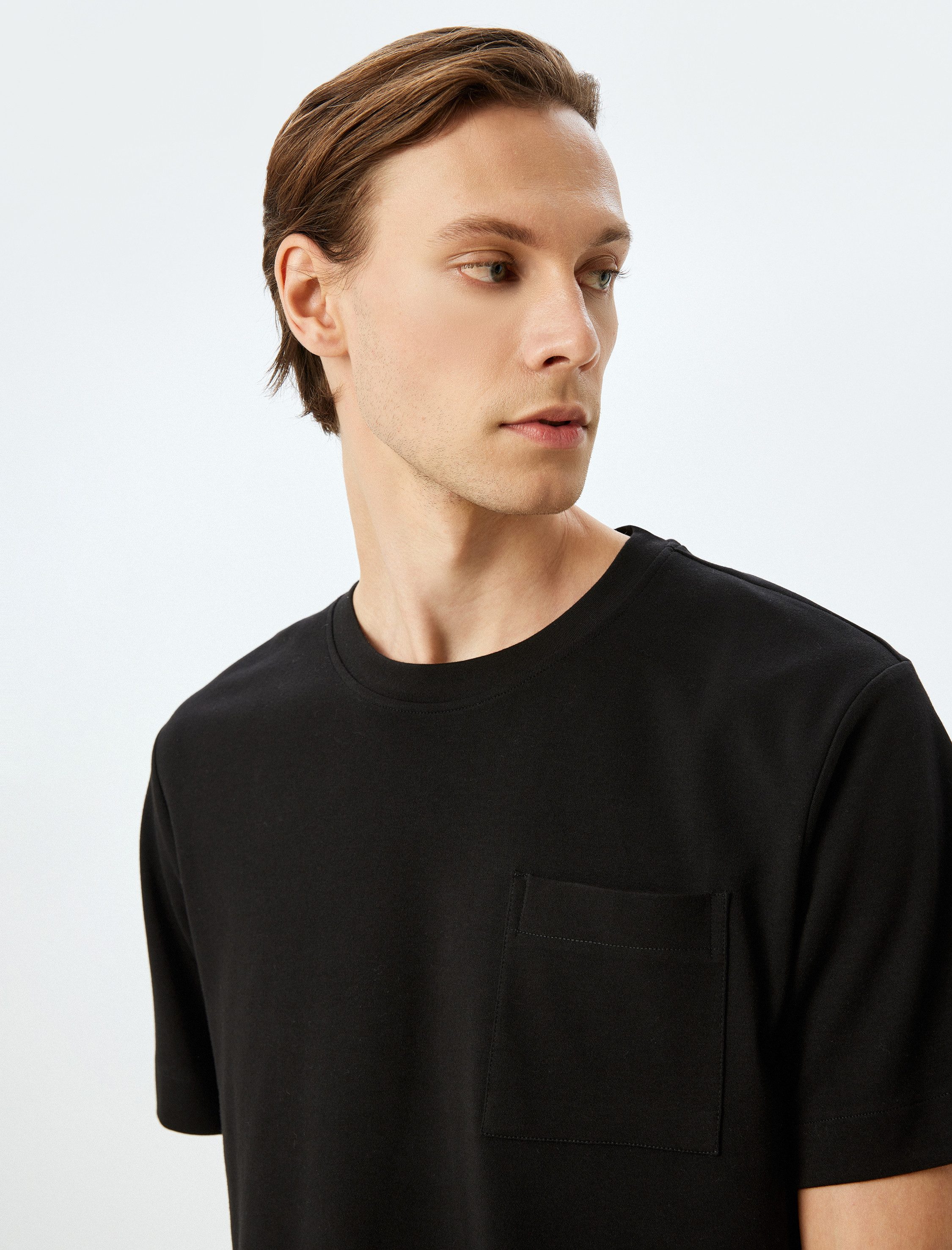 Koton T-Shirt Koton Klassisches Rundhals-T-Shirt Mit Tasche