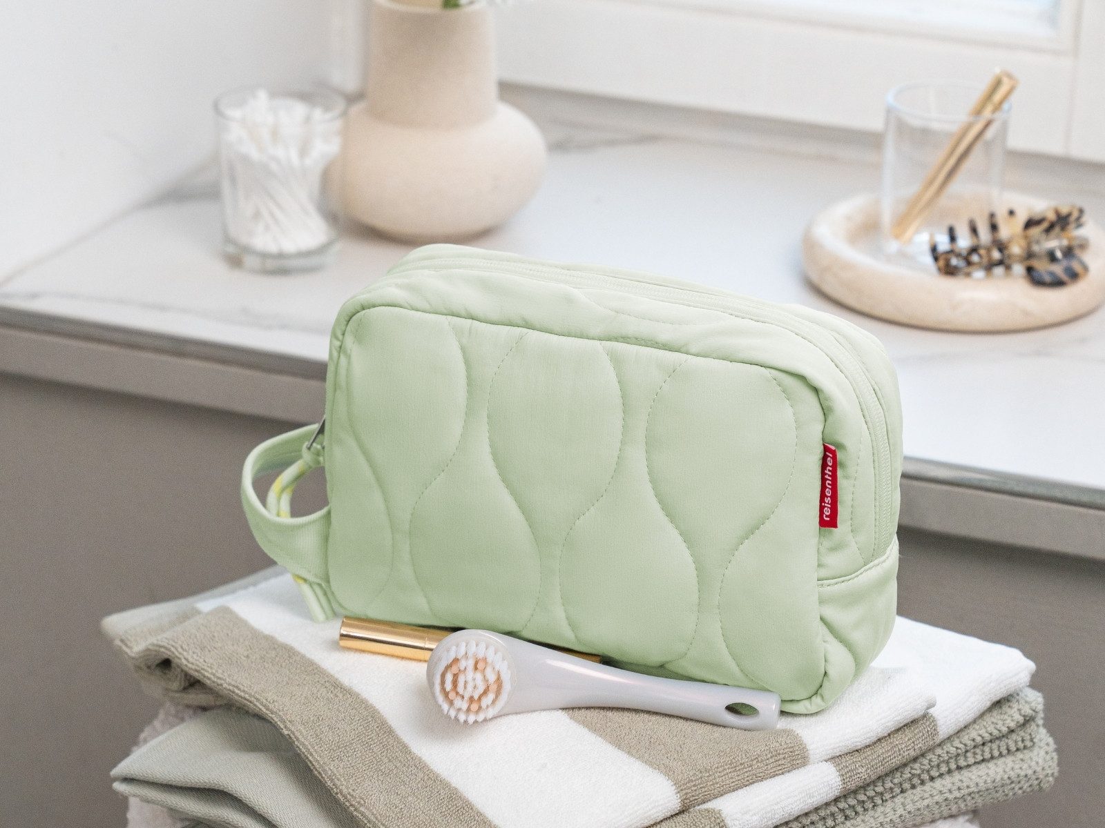 REISENTHEL® Kosmetiktasche cosmeticpouch M puffer iced matcha – Bild 4 von 5