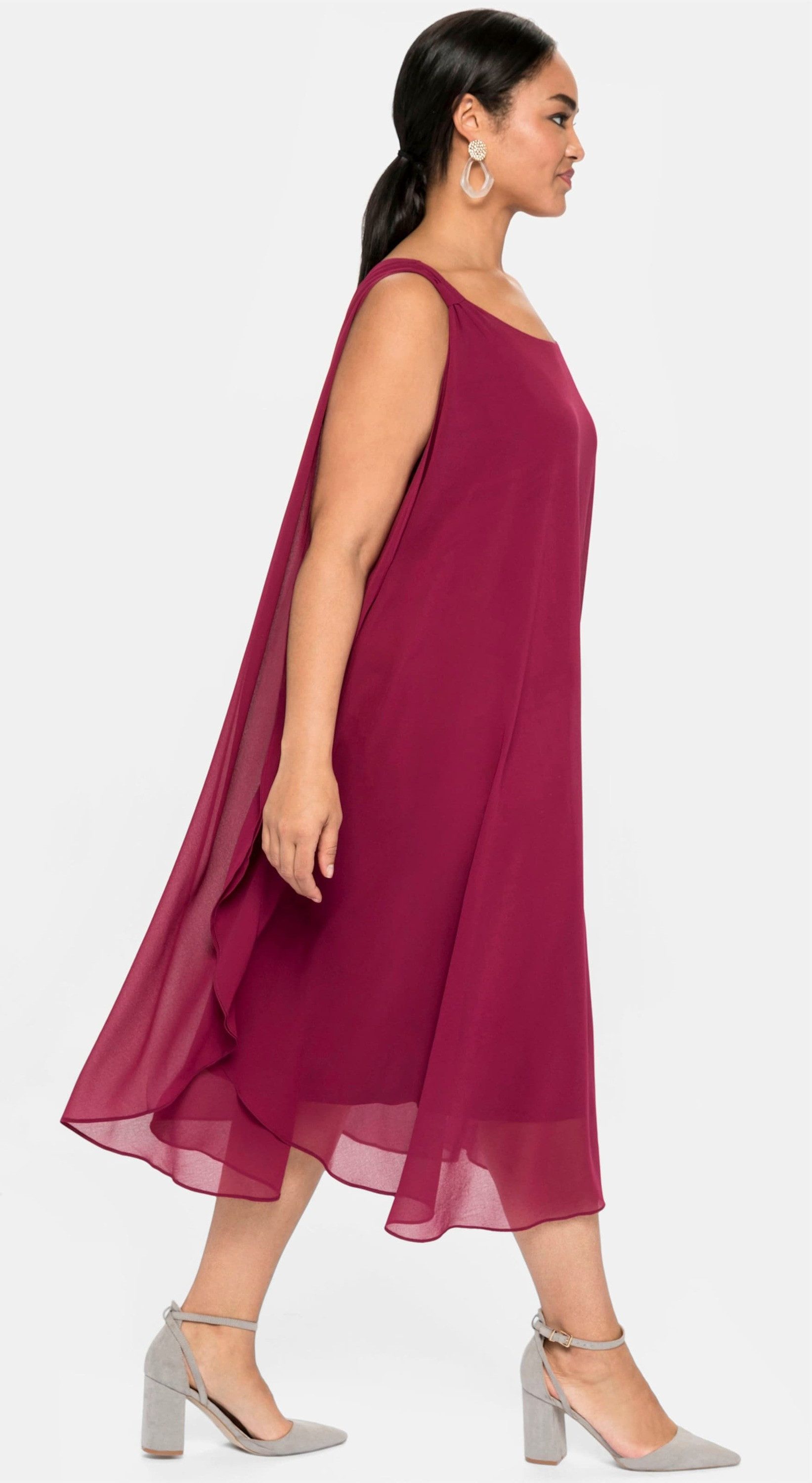 Sheego Etuikleid Kleid Ärmellos in figurumspielender Passform