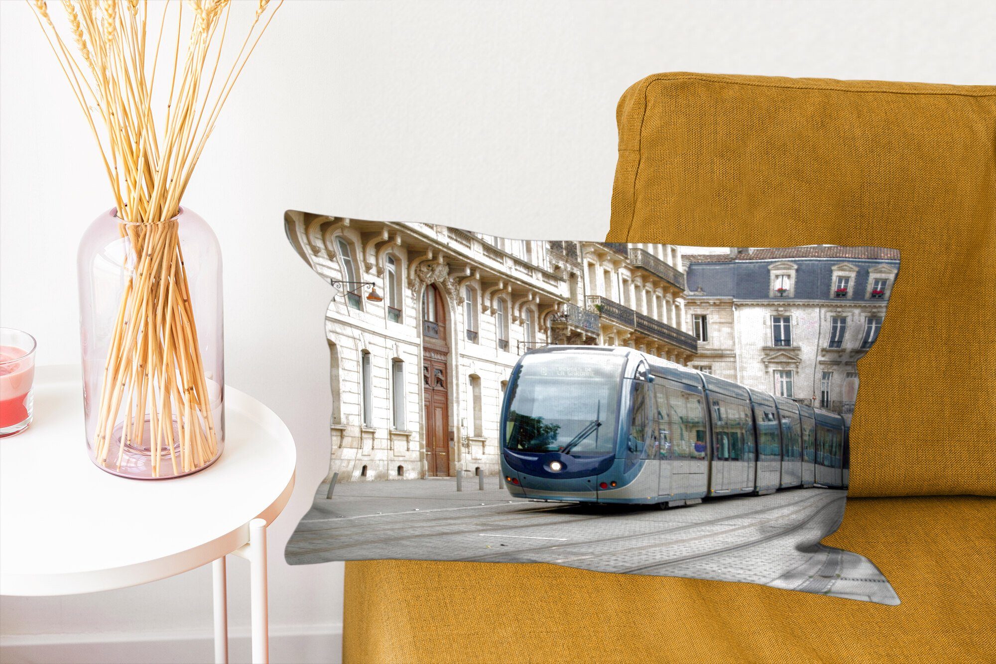 Wohzimmer Schlafzimmer MuchoWow Dekokissen das von Eine durch Füllung, Dekoration, Bordeaux, Zentrum Dekokissen fährt Zierkissen, moderne mit Straßenbahn