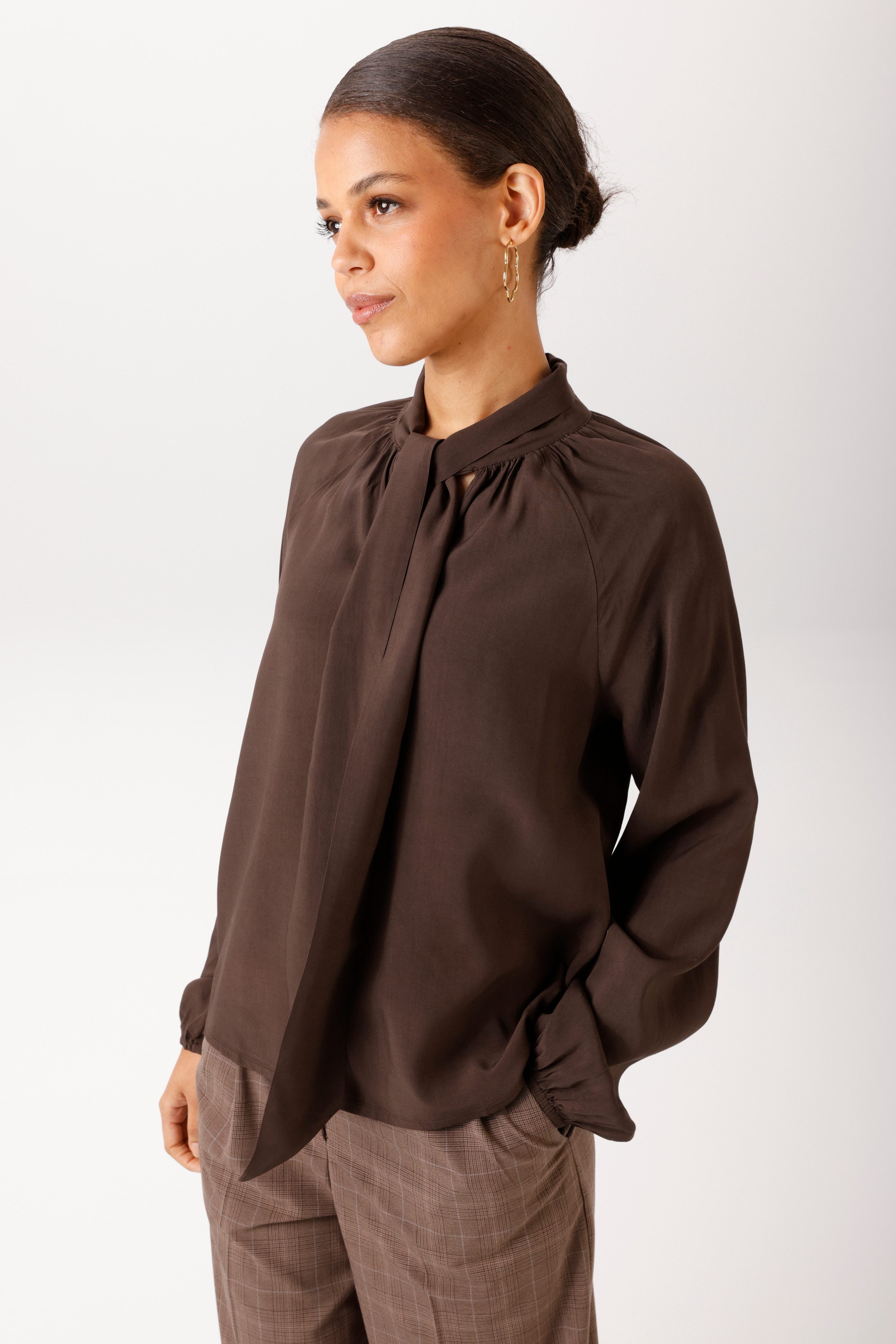 Aniston CASUAL Schlupfbluse mit dekorativer Schluppe am V-Ausschnitt - NEUE KOLLEKTION