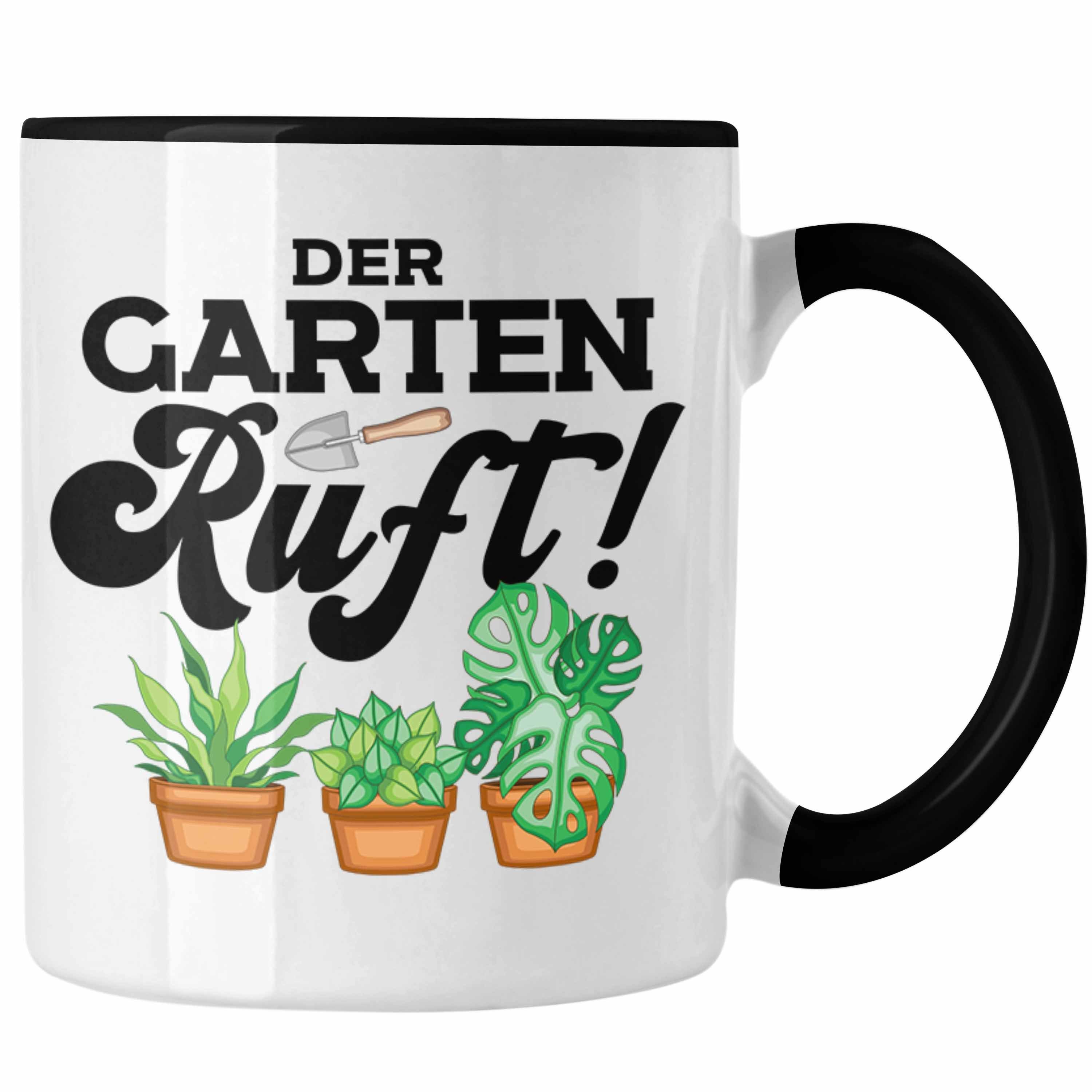 Trendation Tasse Trendation - Gärtner Tasse Geschenk Oma Opa Der Grarten Ruft Hobbygärtner Kaffeetasse Geschenk Landschaftsgärtner Schwarz