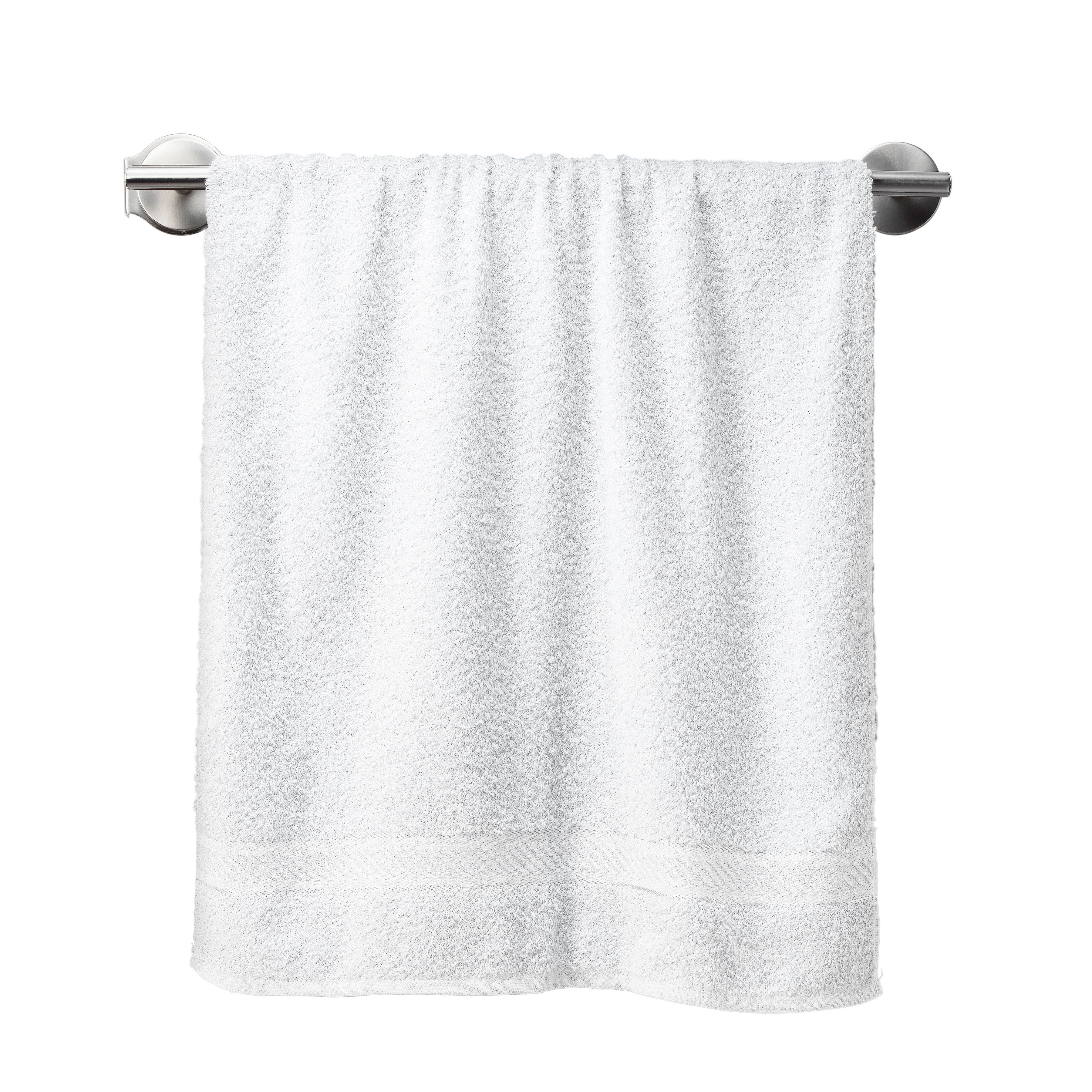 Черно белые полотенца. Полотенце висит. Полотенце на полотенцедержателе. Белое полотенце висит. Штанга для полотенец белая.