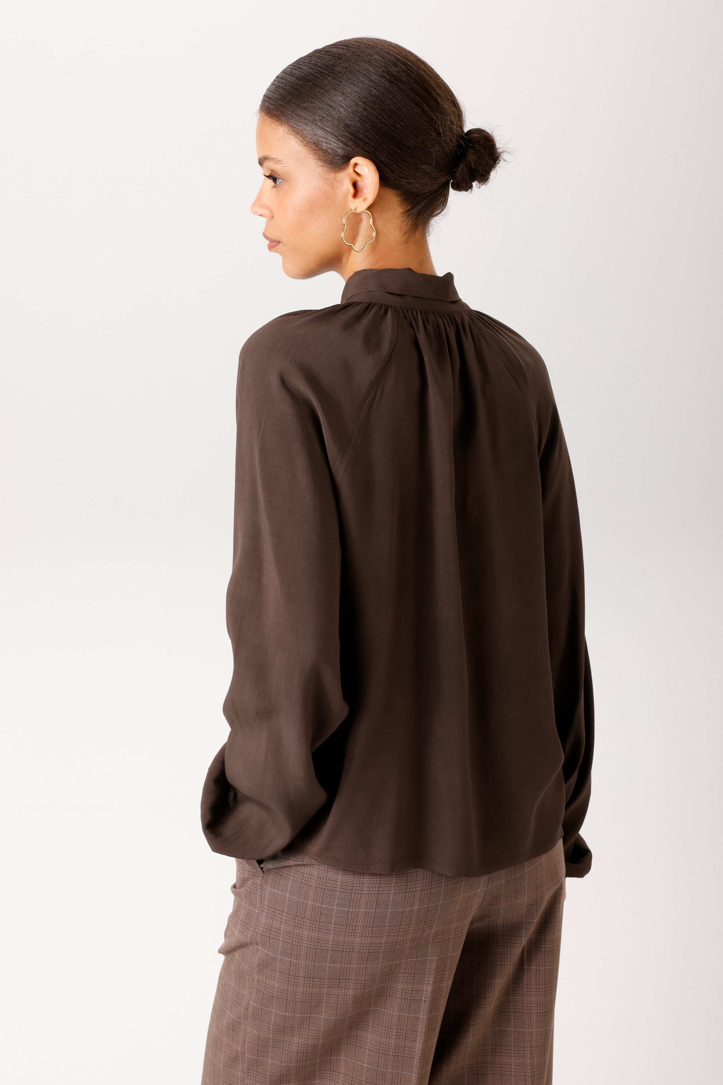 Aniston CASUAL Schlupfbluse mit dekorativer Schluppe am V-Ausschnitt - NEUE KOLLEKTION – Bild 2 von 5
