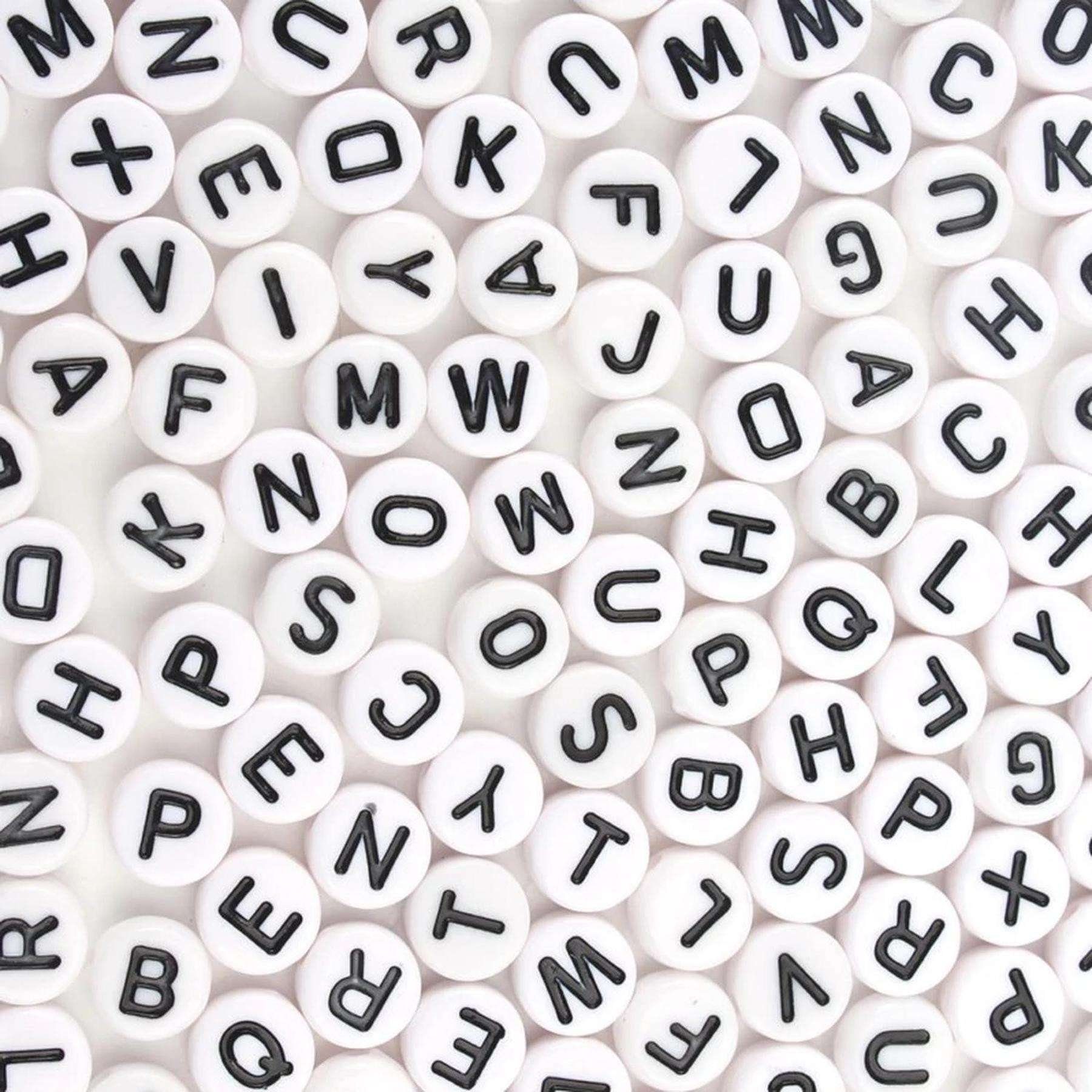 Kopper-24 Bastelperlen Buchstaben Perlen, 30 Stück, 4x7 mm, weiß mit schwarz, rund, Buchstabe, (30-tlg)
