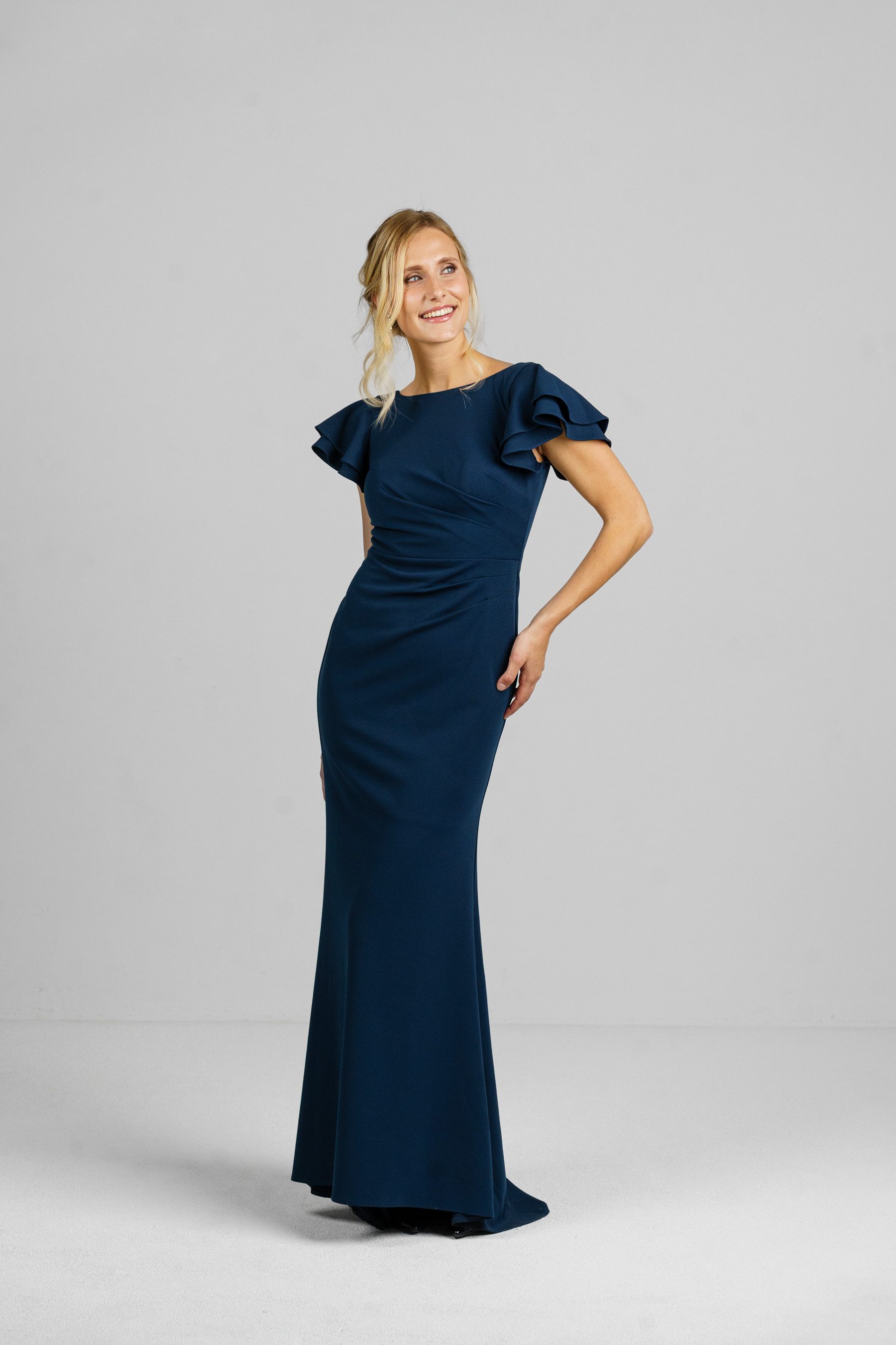 ANNIS WIESBADEN EST. 2021 Abendkleid Abendkleid „Celeste“ dunkelblau Meerjungfrau-Linie rückenfrei Volantärmel, mit Schleppe