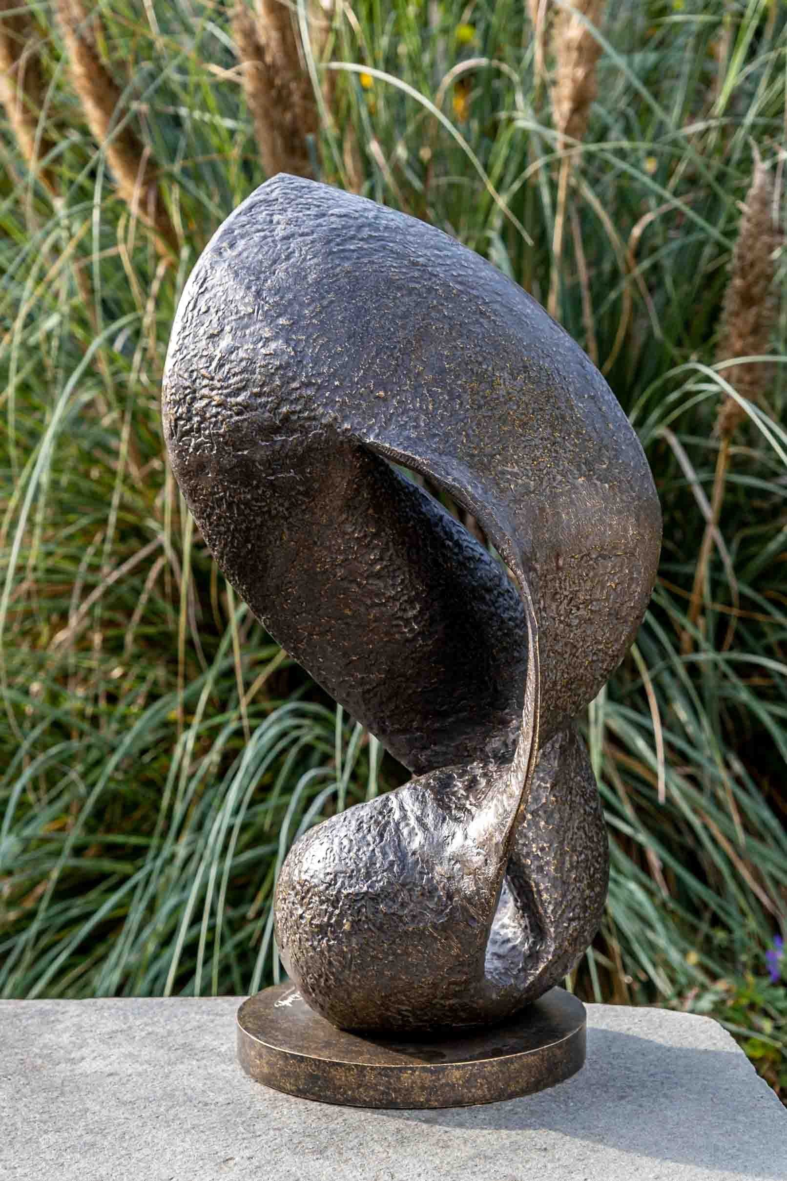 IDYL Gartenfigur IDYL Bronze-Skulptur und – in Modelle und gegen Bronze robust "Wave", Hand Skulptur Langlebig Bronze – patiniert. in sehr UV-Strahlung. von werden Wachsausschmelzverfahren witterungsbeständig gegossen Regen Die – Frost, Moderne