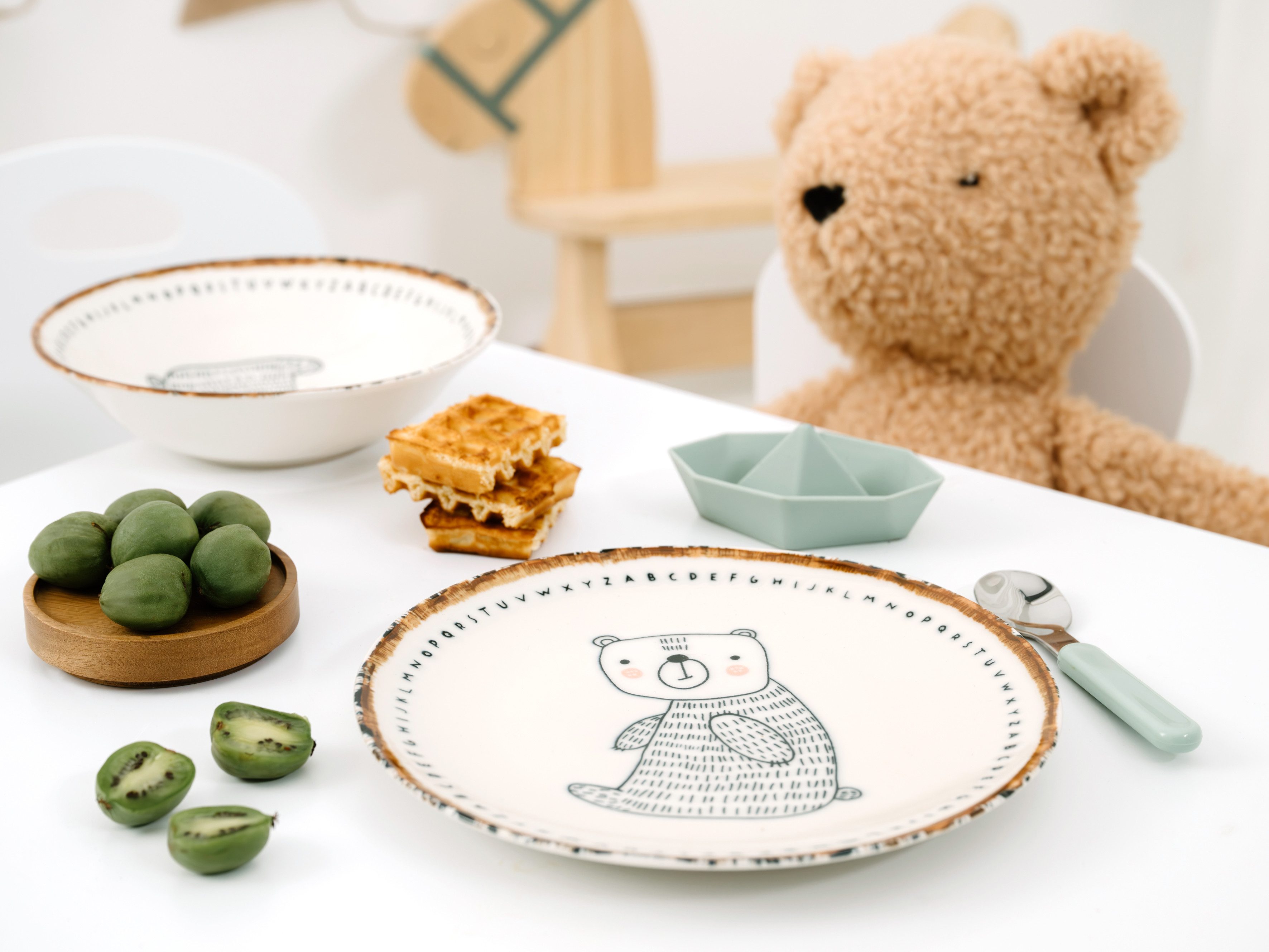 CreaTable Kindergeschirr-Set Freunde des Waldes Bär, Kinder Set 3-tlg. (3-tlg), 1 Personen, Steinzeug, Tiermotive, skandinavischer Stil, unregelmäßiger brauner Rand