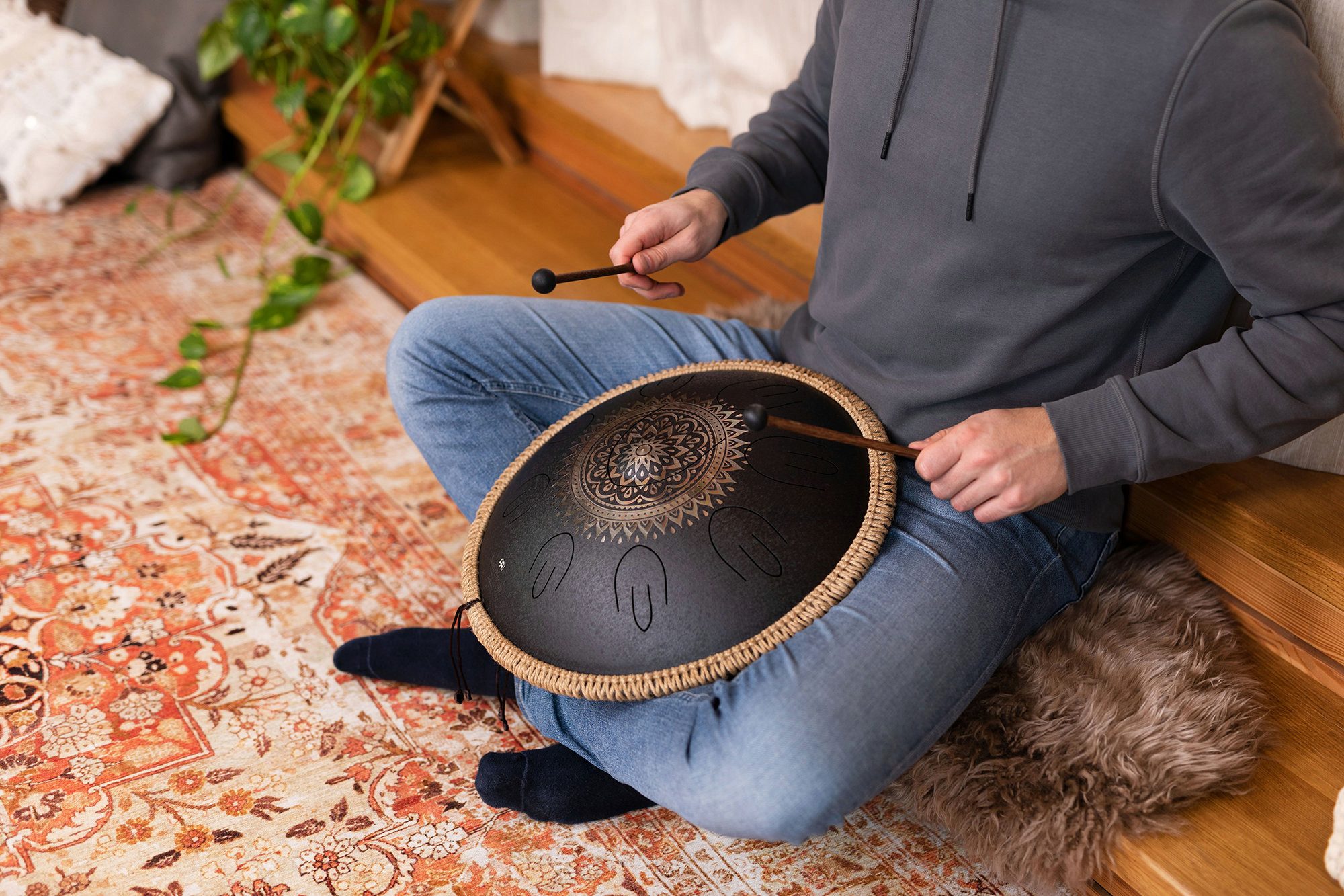 Meinl Sonic Energy Steel Tongue Drum Meinl Sonic Energy Octave Steel Tongue Drum Schwarz D Kurd,D3, A3, Bb3, C4, D4, E4, F4, G4, A4, 3-St., graviertes Blumendesign