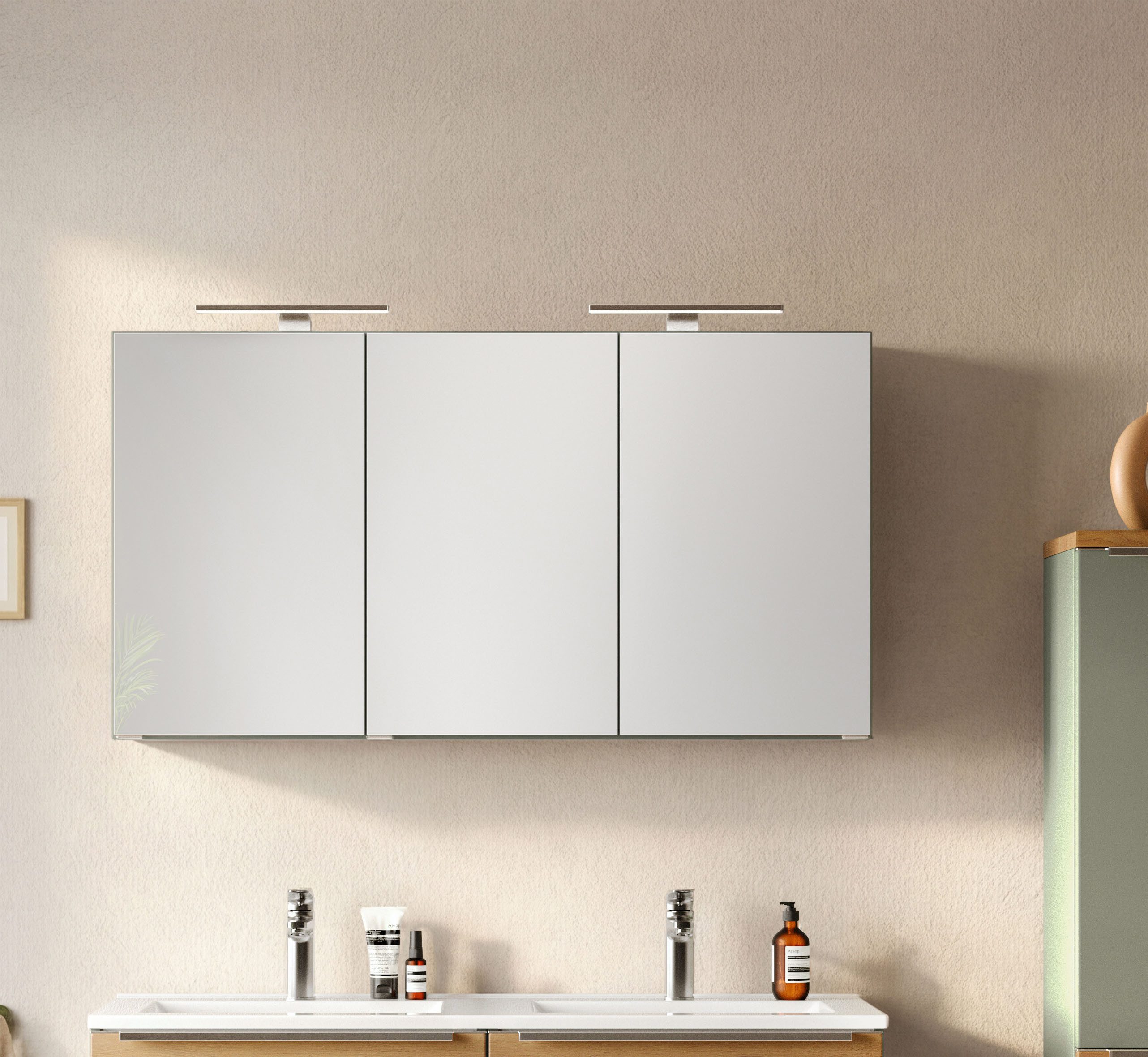 welltime Spiegelschrank TRIENT, 3D-Spiegelschrank 120 cm, gedämpfte Scharniere (Maße (B/H/T): ca. 120/64/20 cm) Schilfgrün/Wildeiche, gedämpfte Scharniere