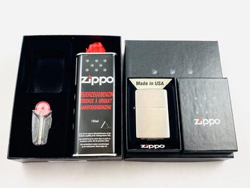 Zippo Feuerzeug Zippo Chrome Gebürstet Geschenkset Sturmfeuerzeug (4 teilig mit schöner Geschenkbox), inkl. original Zippo Benzin und 6 Feuersteine