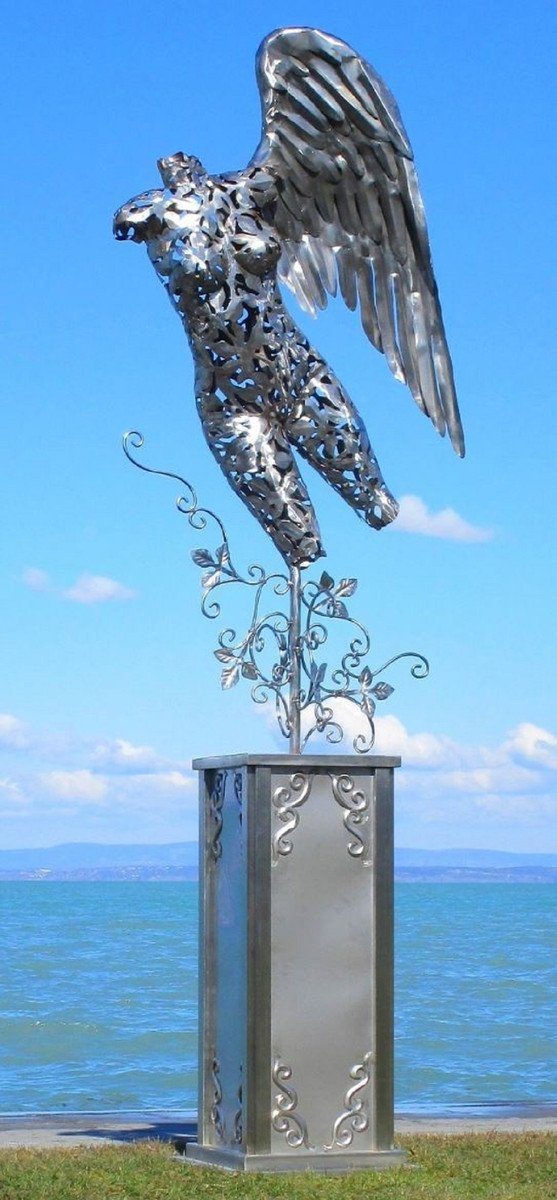 Casa Padrino Skulptur Luxus Gartendeko Skulptur Engel auf Säule Silber 53 x 98 x H. 300 cm - Große Edelstahl Deko Figur - Gartenfigur - Hotel Garten Deko