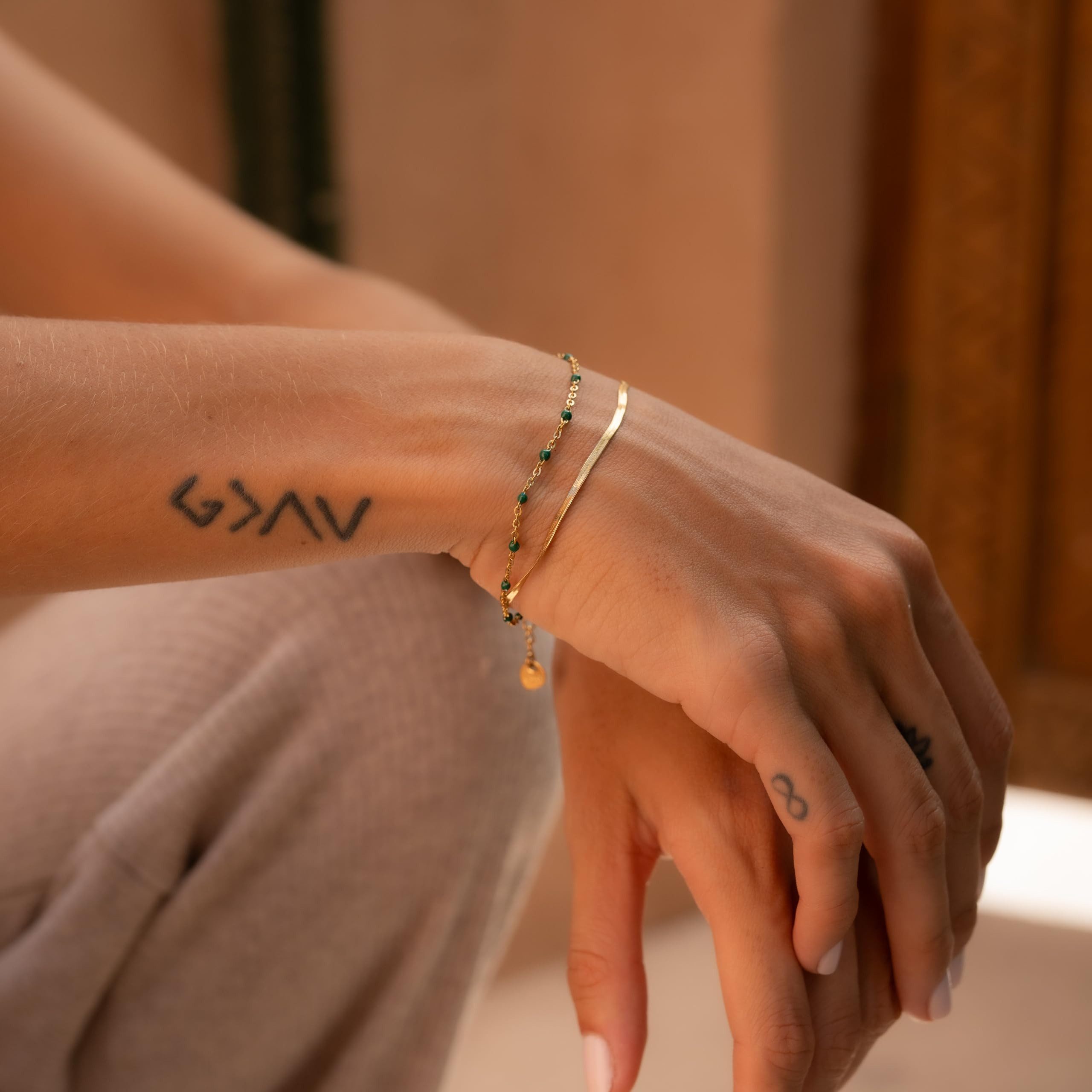 Made by Nami Edelstahlarmband Zweireihiges Armband Damen Gold aus Edelstahl mit bunten Perlen, 20 + 5 cm Länge Wasserfest Chakra Schmuck Bunt