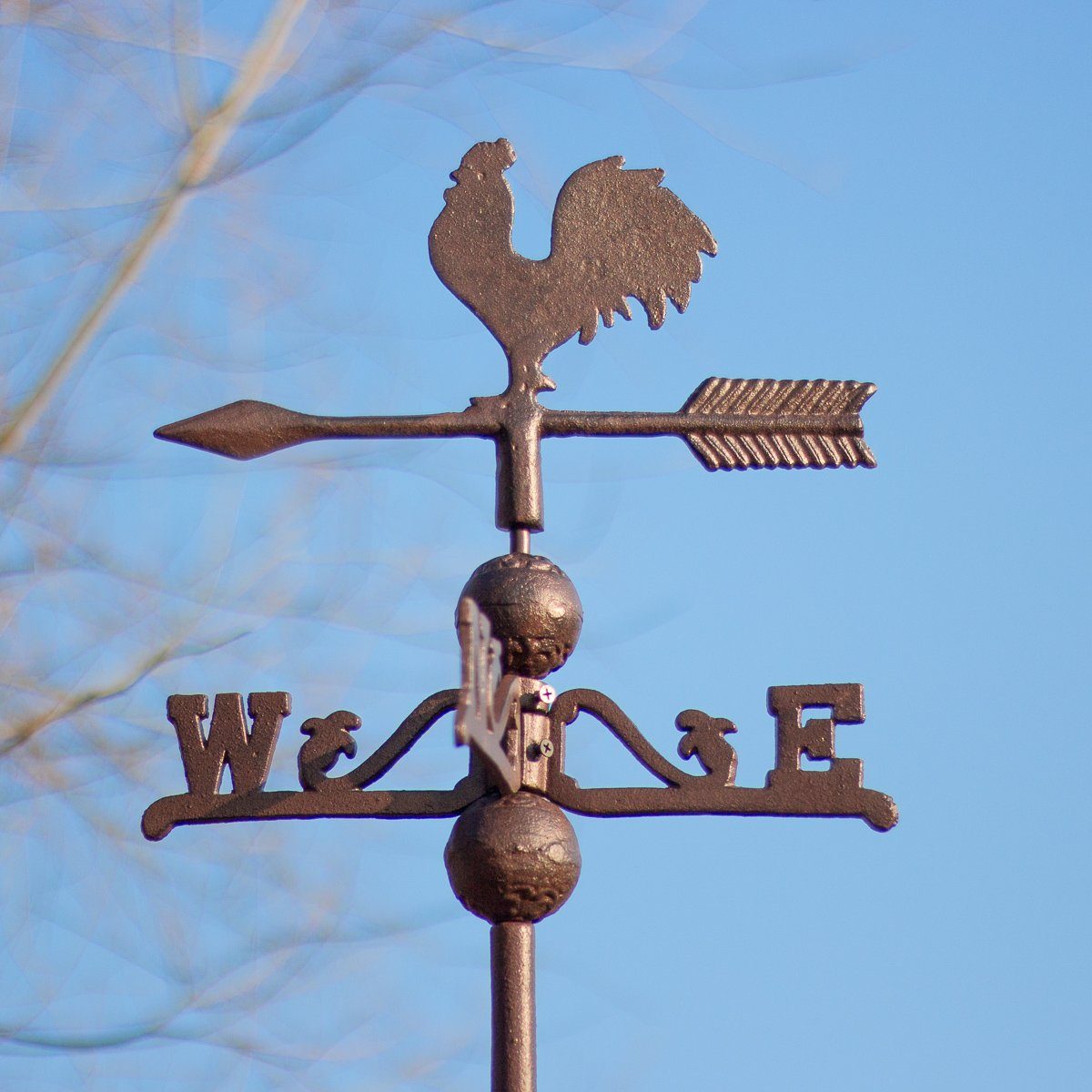 Antikas Windspiel Wetterhahn, Wetterfahne, Gusseisen mit Standfuss, Windspiel für Dach