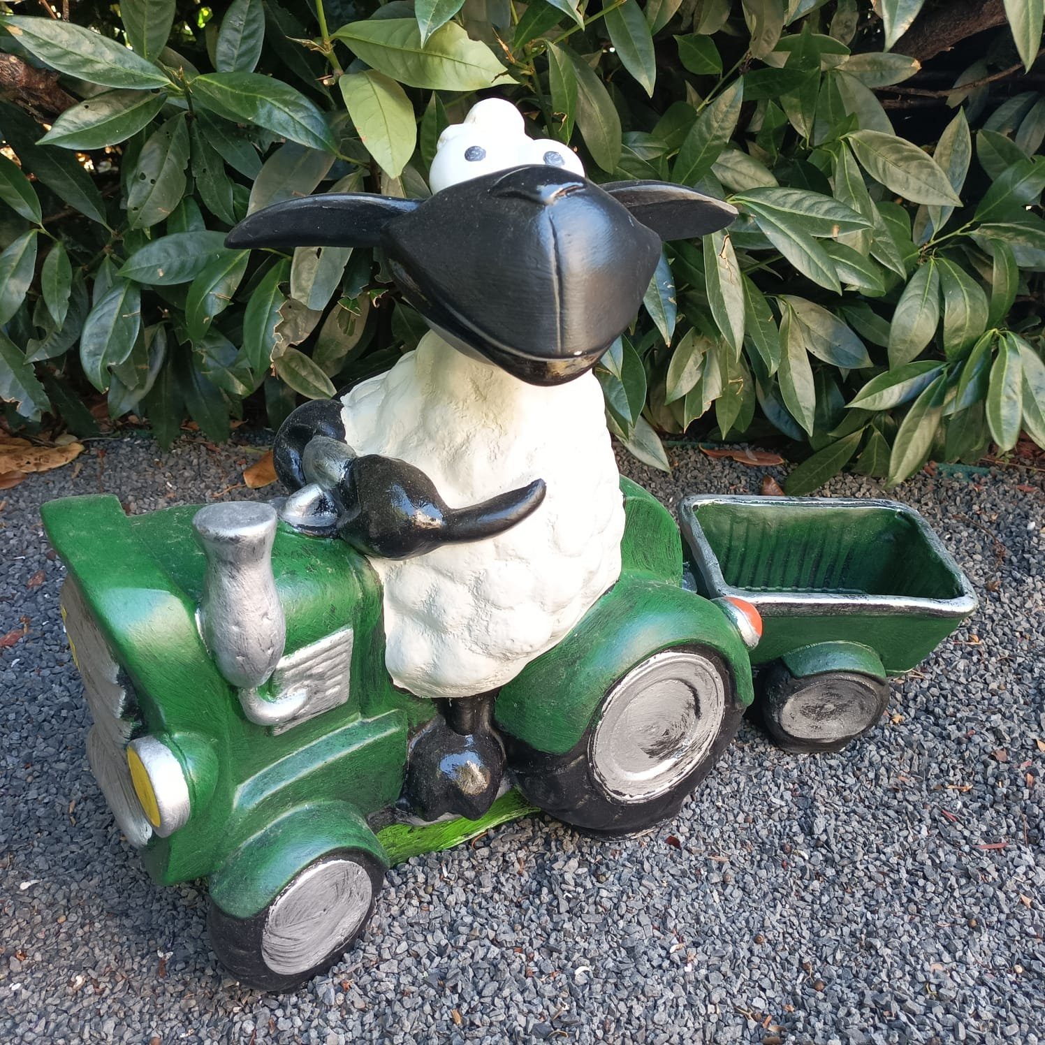 Aspinaworld Gartenfigur Schaf Molly Figur auf grünem Traktor mit Anhänger 44 cm wetterfest