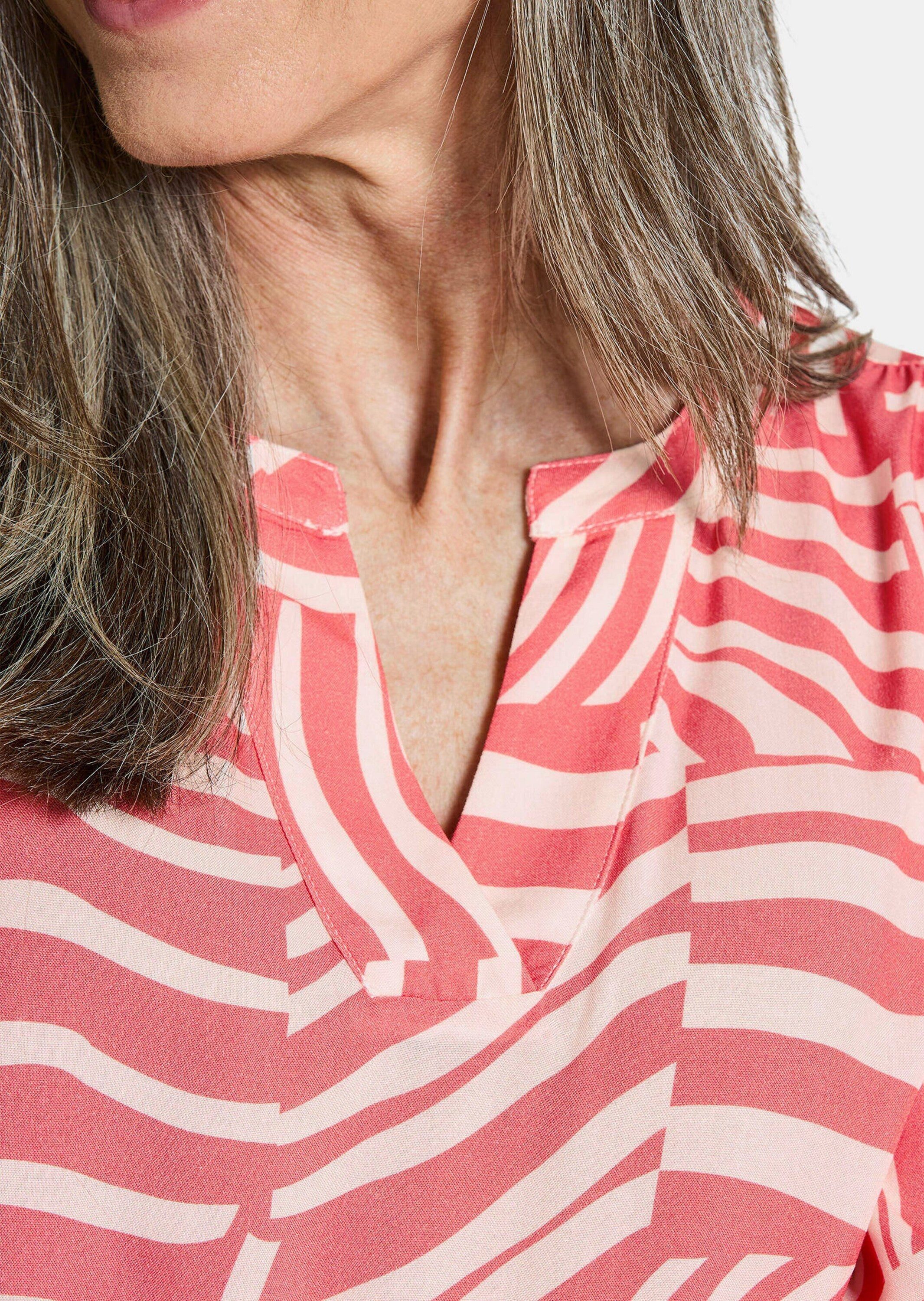 GOLDNER Schlupfbluse Kurzgröße: Grafische Viskosebluse mit Schlitz Viskosebluse mit Rundhals, Gummibündchen und Langarm – Bild 5 von 5