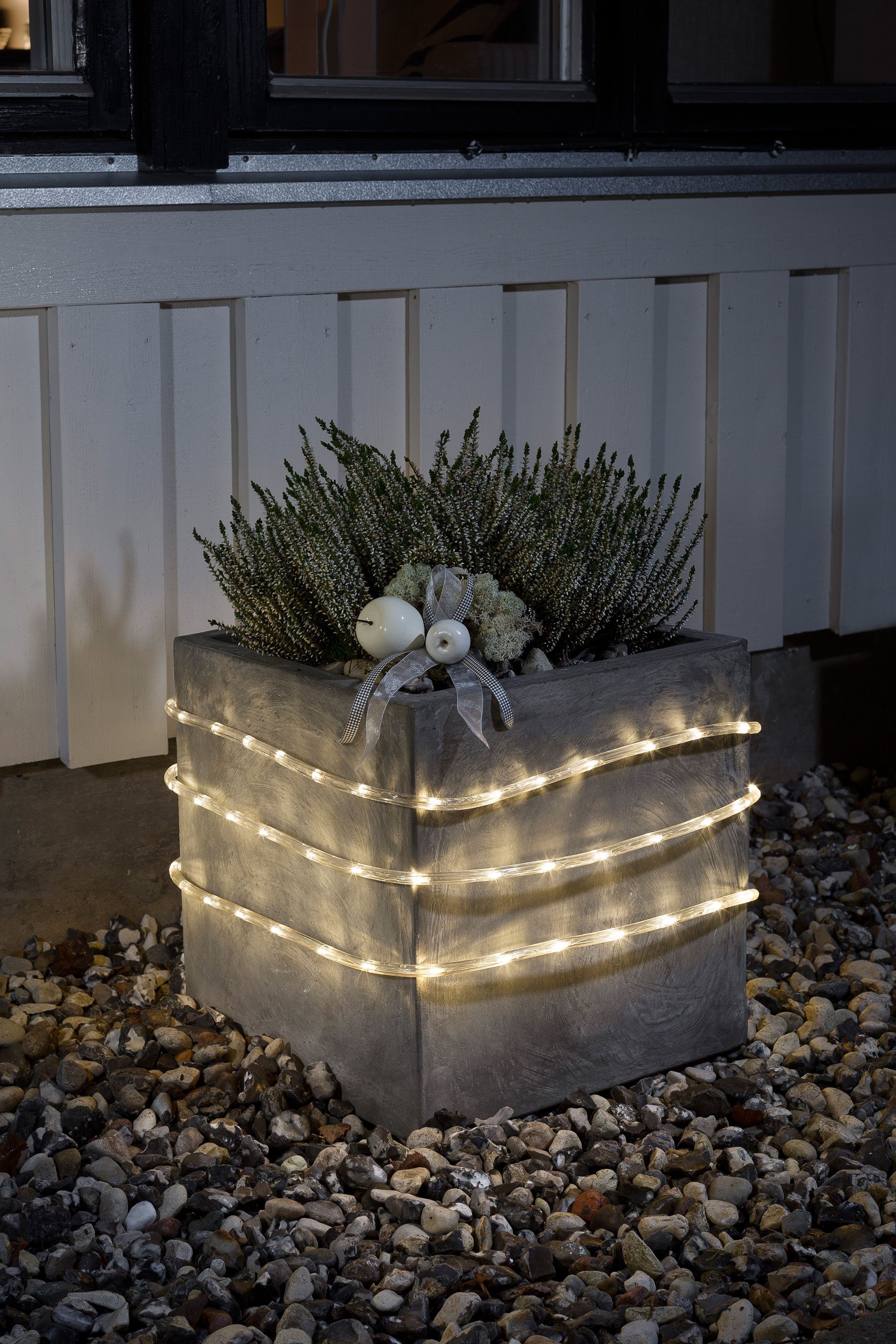Ein riesiges Schnäppchen! KONSTSMIDE LED-Lichterschlauch Weihnachtsdeko aussen, Lichtsensor m, 9h mit und 6 weiße 96 6h Dioden Timer, 96-flammig, und warm