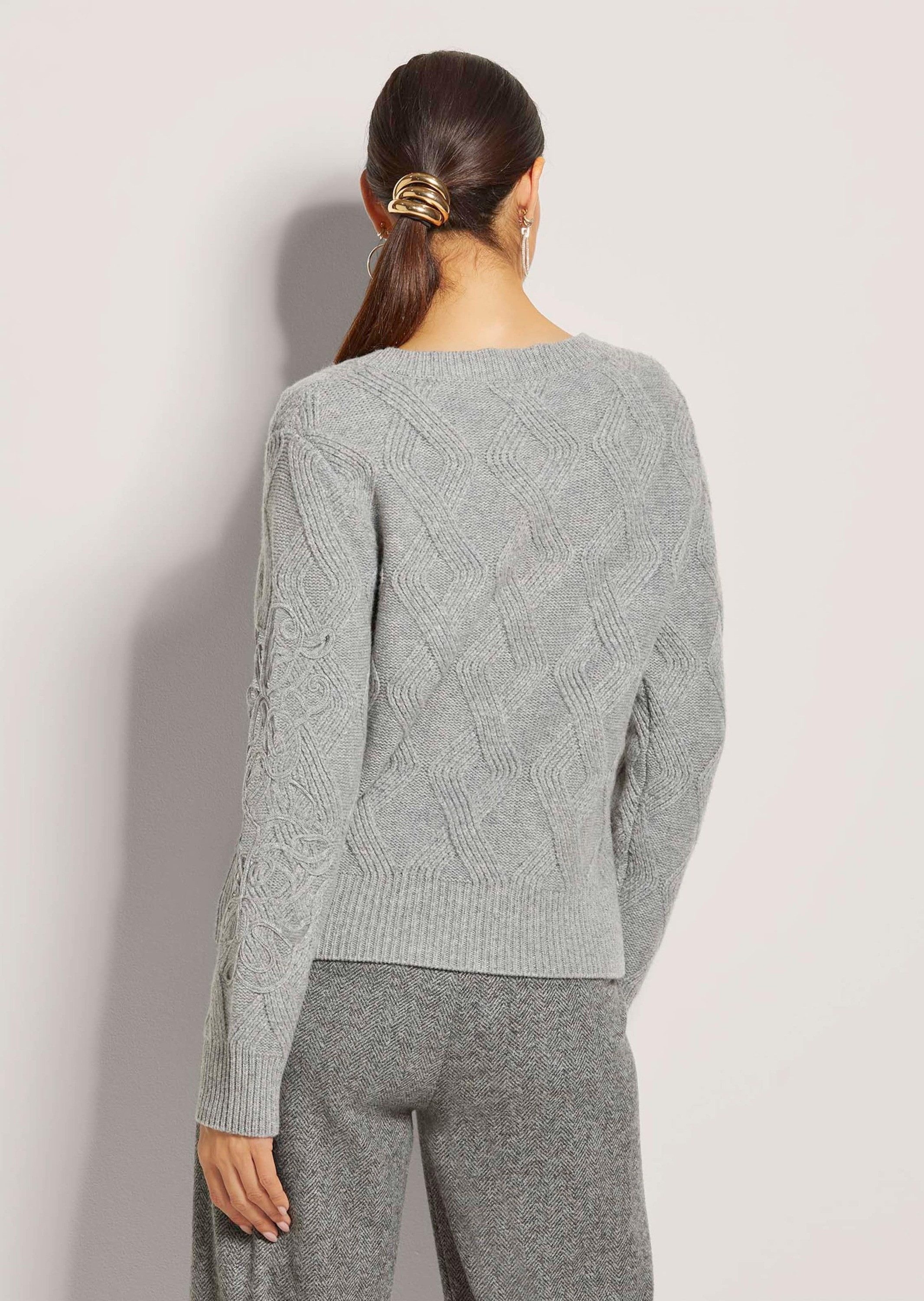 MADELEINE Strickpullover Rundhals-Wollpullover mit Kordelstickerei Schurwollpullover mit Rundhals, kunstvoll verstrickt, langärmelig