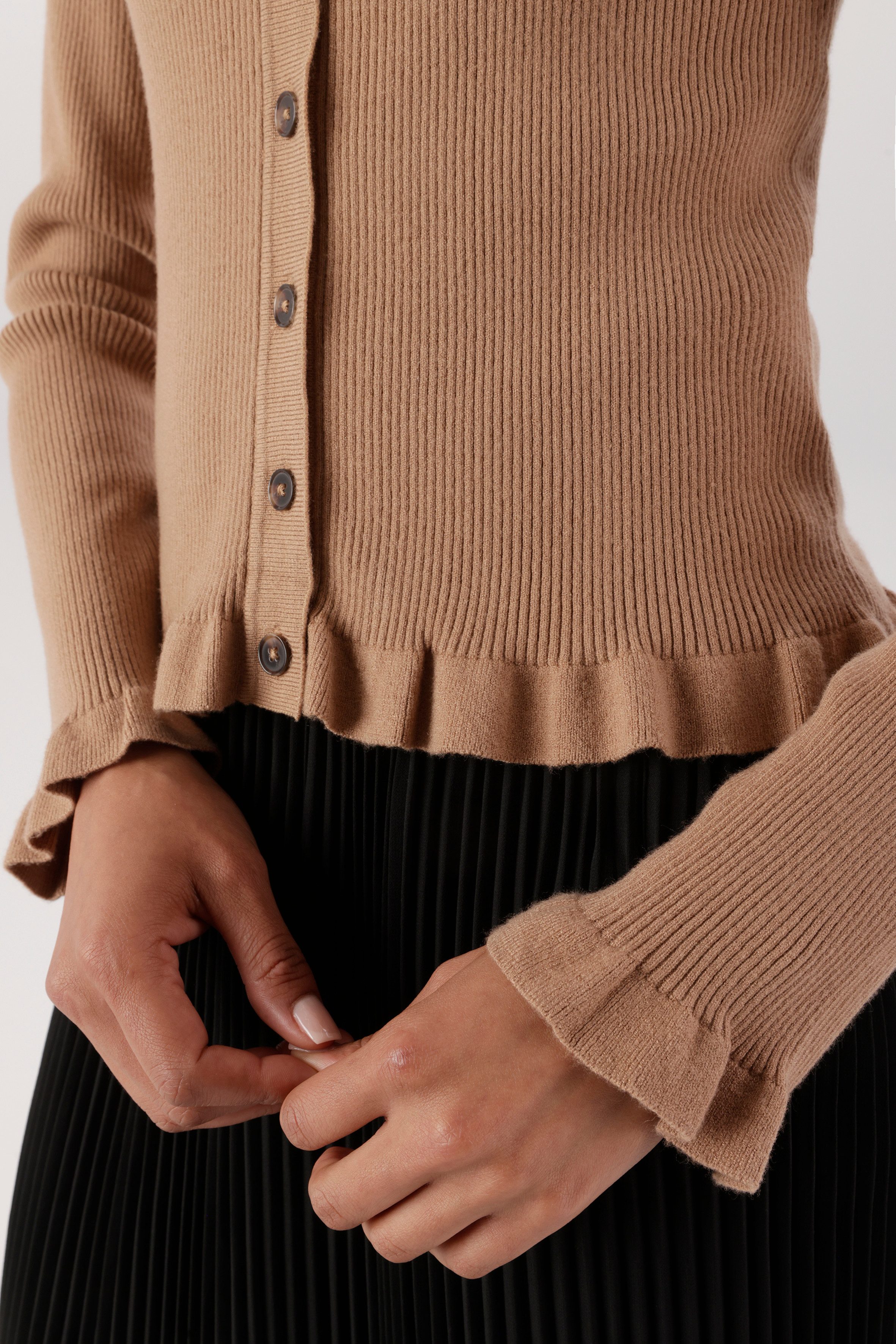 Aniston SELECTED Strickjacke Rüschen-Applikationen an den Ärmeln und am Saum - NEUE KOLLEKTION – Bild 3 von 5