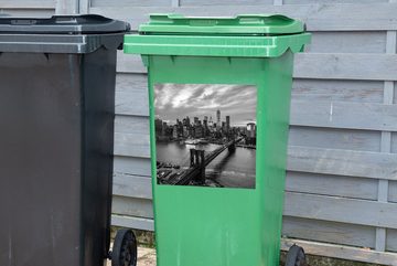 MuchoWow Wandsticker Luftaufnahme der Brooklyn Bridge - schwarz-weiß (1 St), Mülleimer-aufkleber, Mülltonne, Sticker, Container, Abfalbehälter