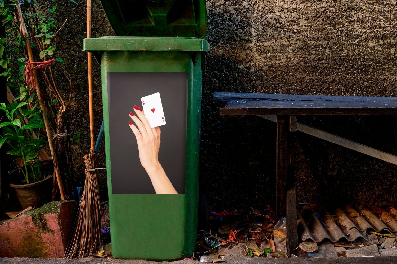 Sticker, (1 Frau St), hält MuchoWow Spielkarte Mülleimer-aufkleber, Wandsticker Mülltonne, eine Container, Abfalbehälter